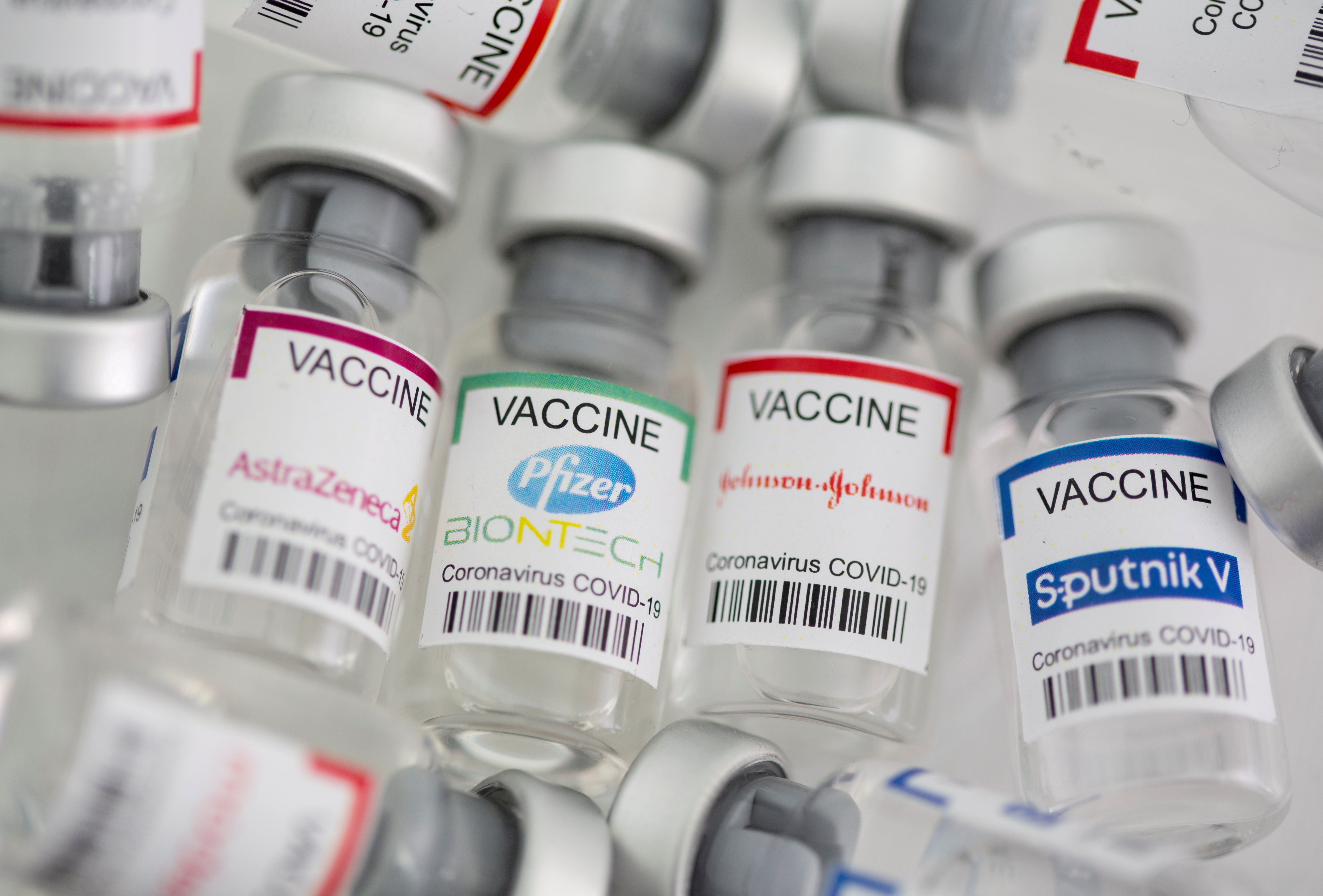 Las vacunas aprobadas en EEUU son Pfizer/BioNtech, AstraZeneca, Johnson & Johnson, Sinovac-Coronavac, Moderna y Sinopharm. Los argentinos vacunados con la Sputnik-V no pueden ingresar a los Estados Unidos (Reuters) 