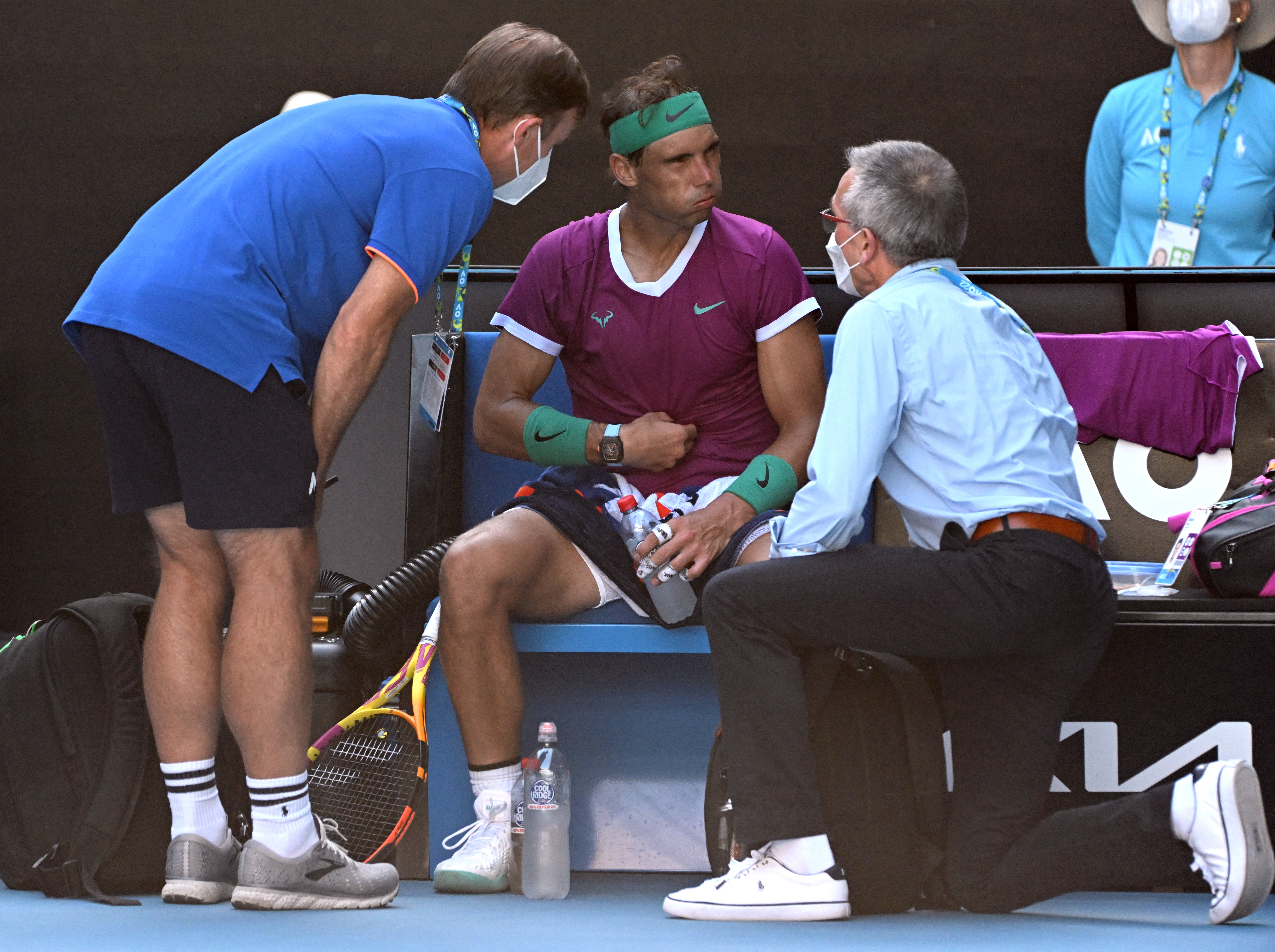 Rafael Nadal necesito ayuda médica por sintió malestar en medio de una fuerte ola de calor en Australia (Foto: REUTERS)