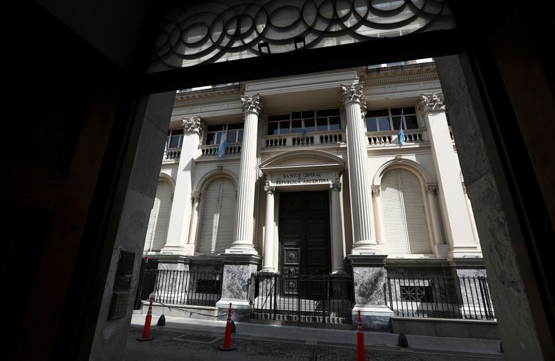 Foto de archivo - Fachada del Banco Central de Argentina en el distrito financiero de Buenos Aires, Argentina. Sep 24, 2020. REUTERS/Agustin Marcarian