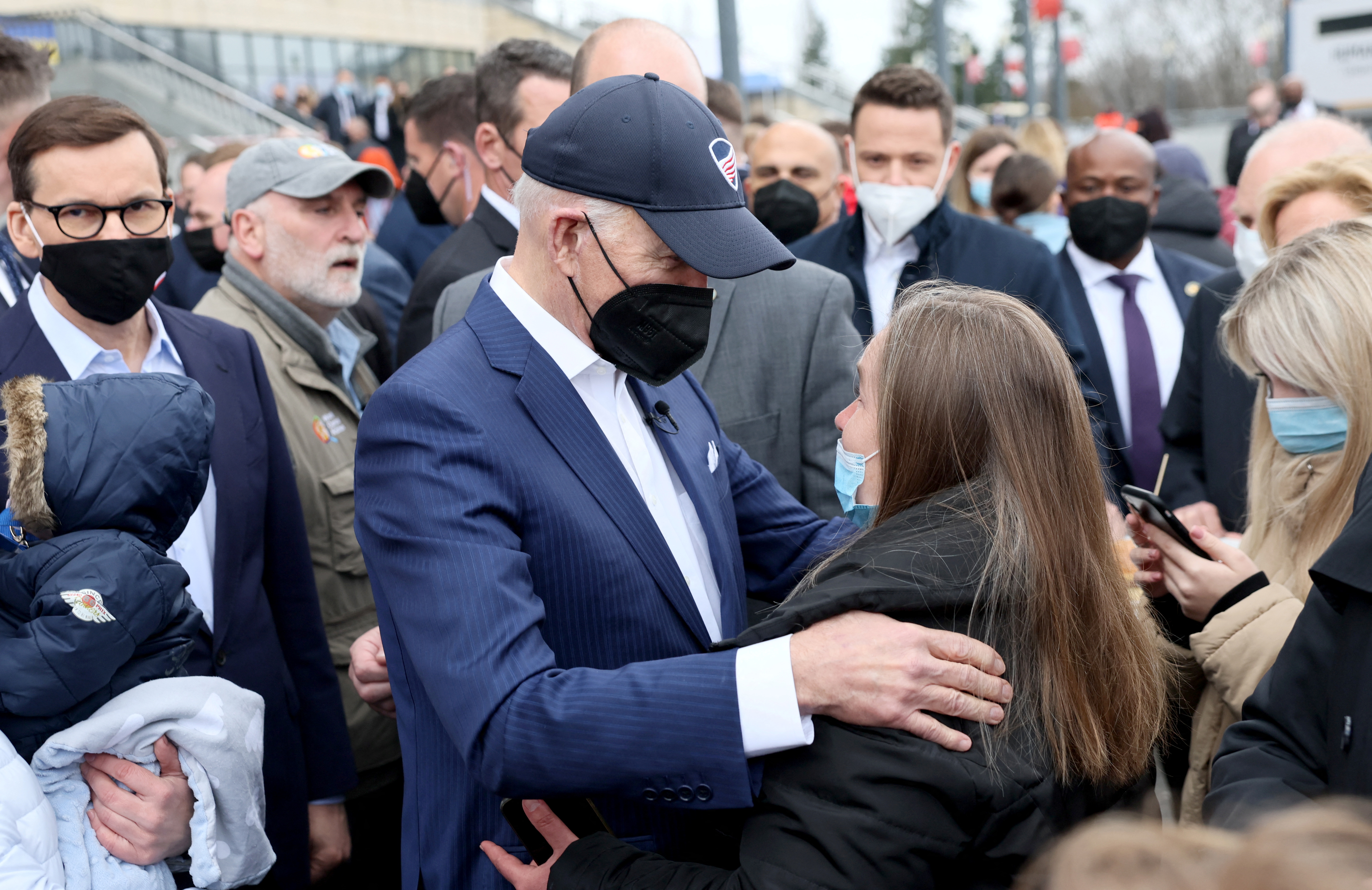 Biden conversa con una mujer en su visita a refugiados ucranianos en Polonia (REUTERS/Evelyn Hockstein)