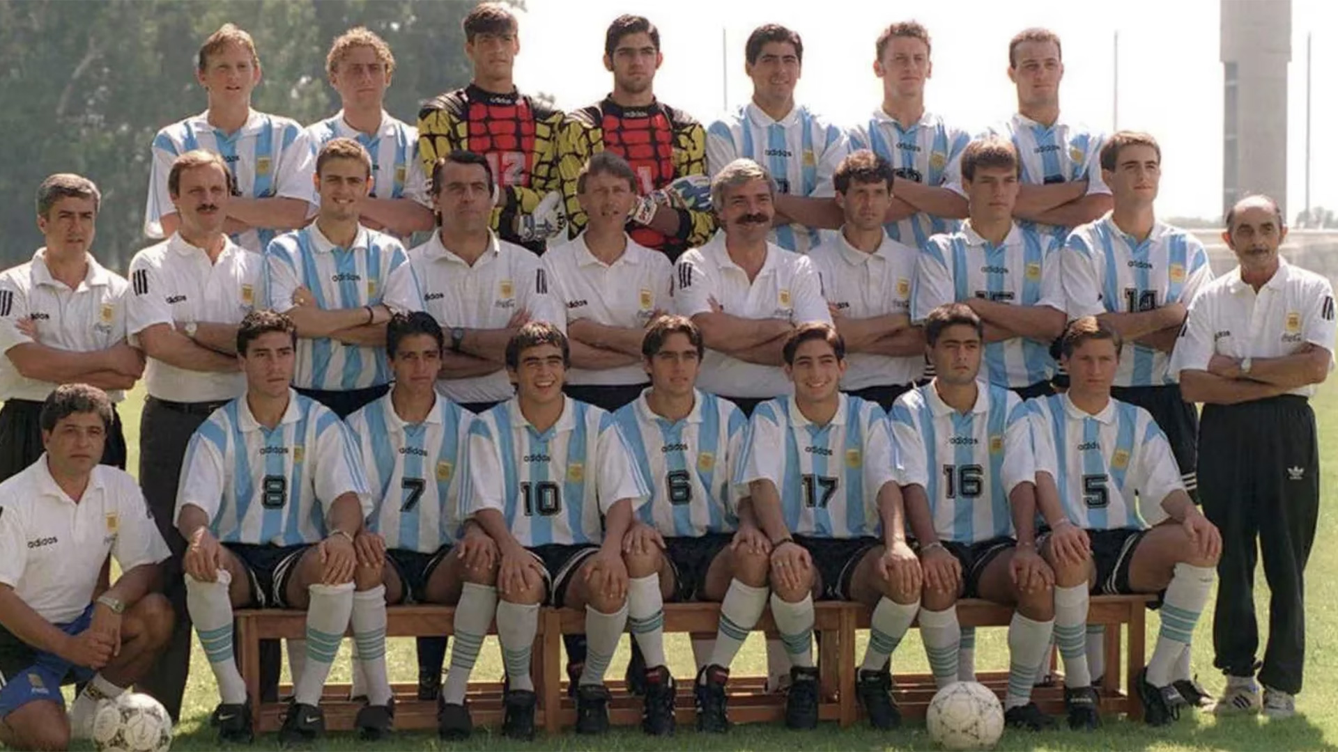 Gustavo Lombardi con el plantel campeón del Mundo Sub 20 en 1995