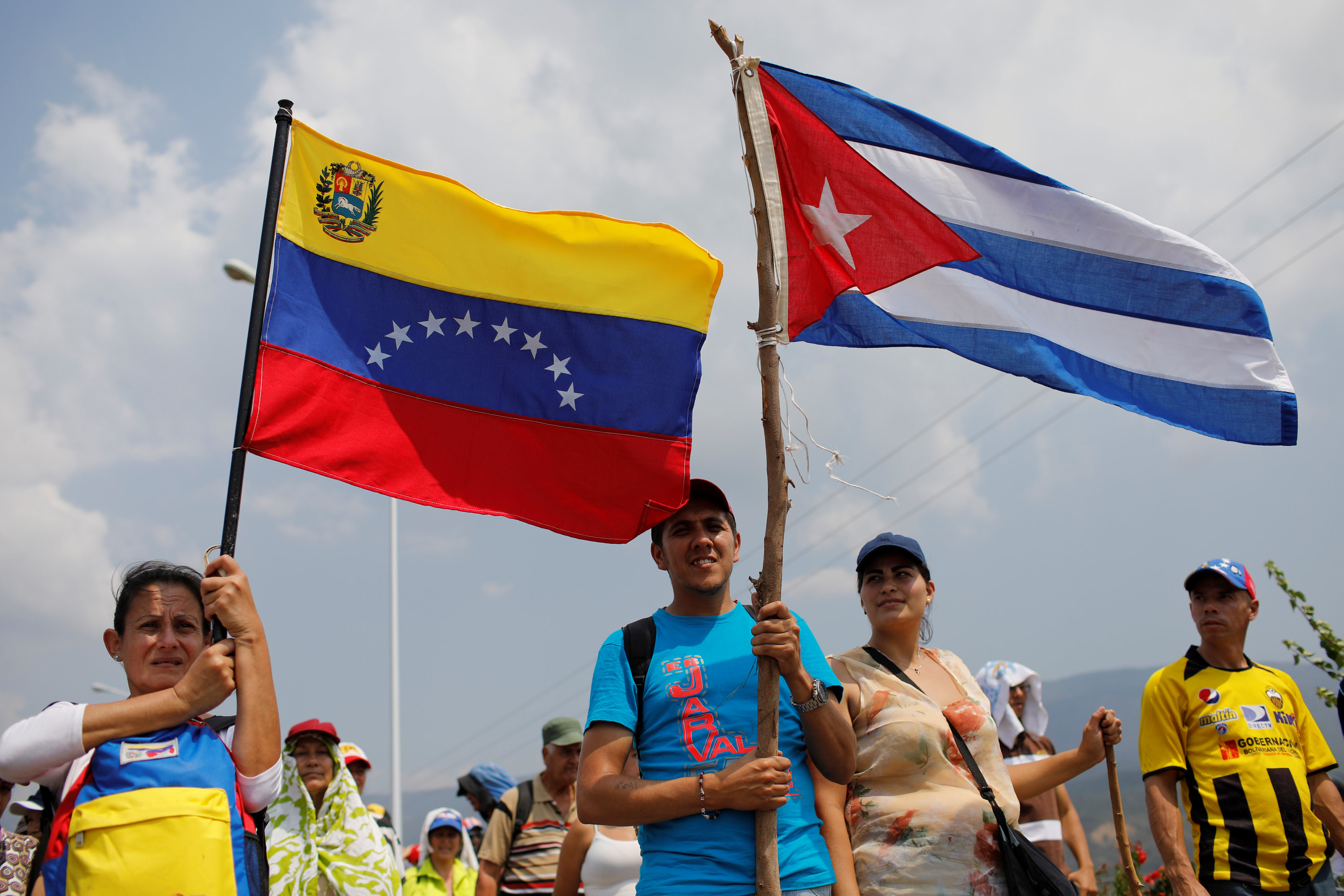 Aunque el subsidio económico es importante, el eje de "La invasión consentida" es la virtual cesión de soberanía de Venezuela a Cuba desde los años de Hugo Chávez. (REUTERS/Marco Bello)