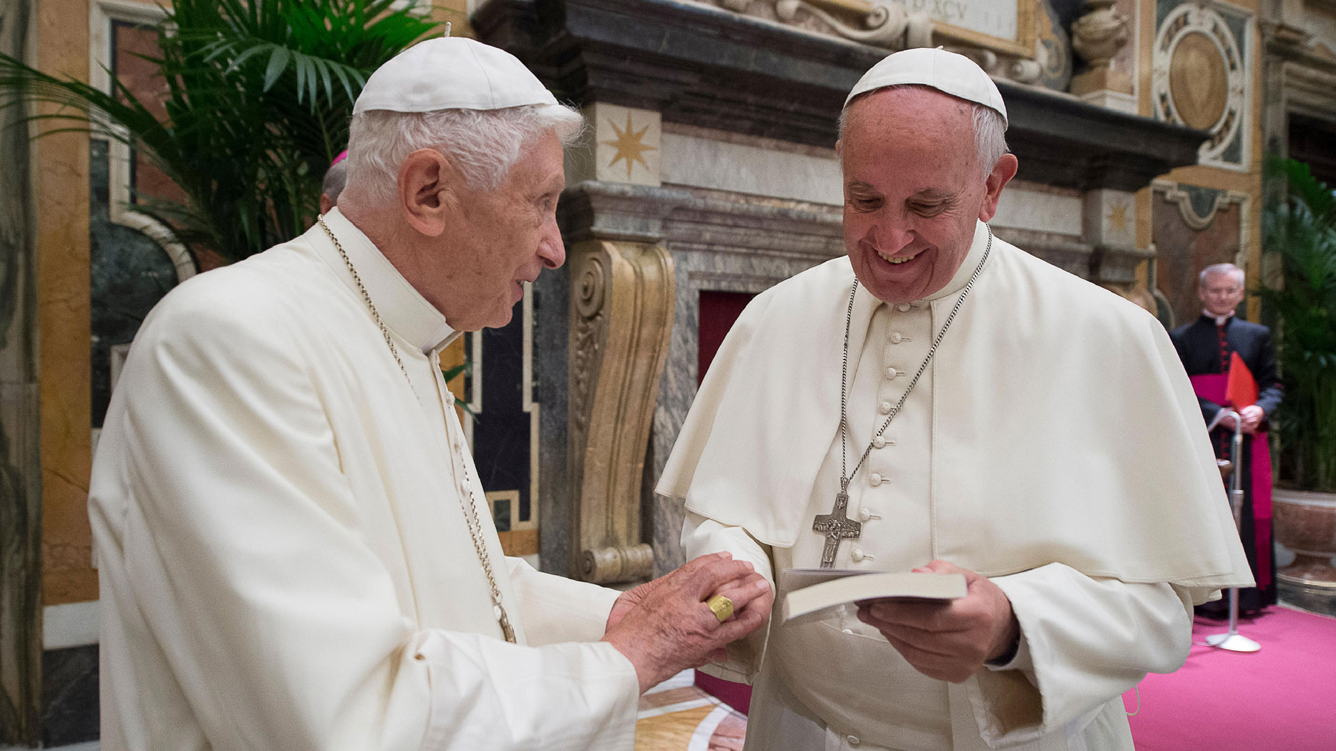 El papa emérito Benedicto XVI con Francisco, en uno de los tantos encuentros que han mantenido en estos años de convivencia en El Vaticano