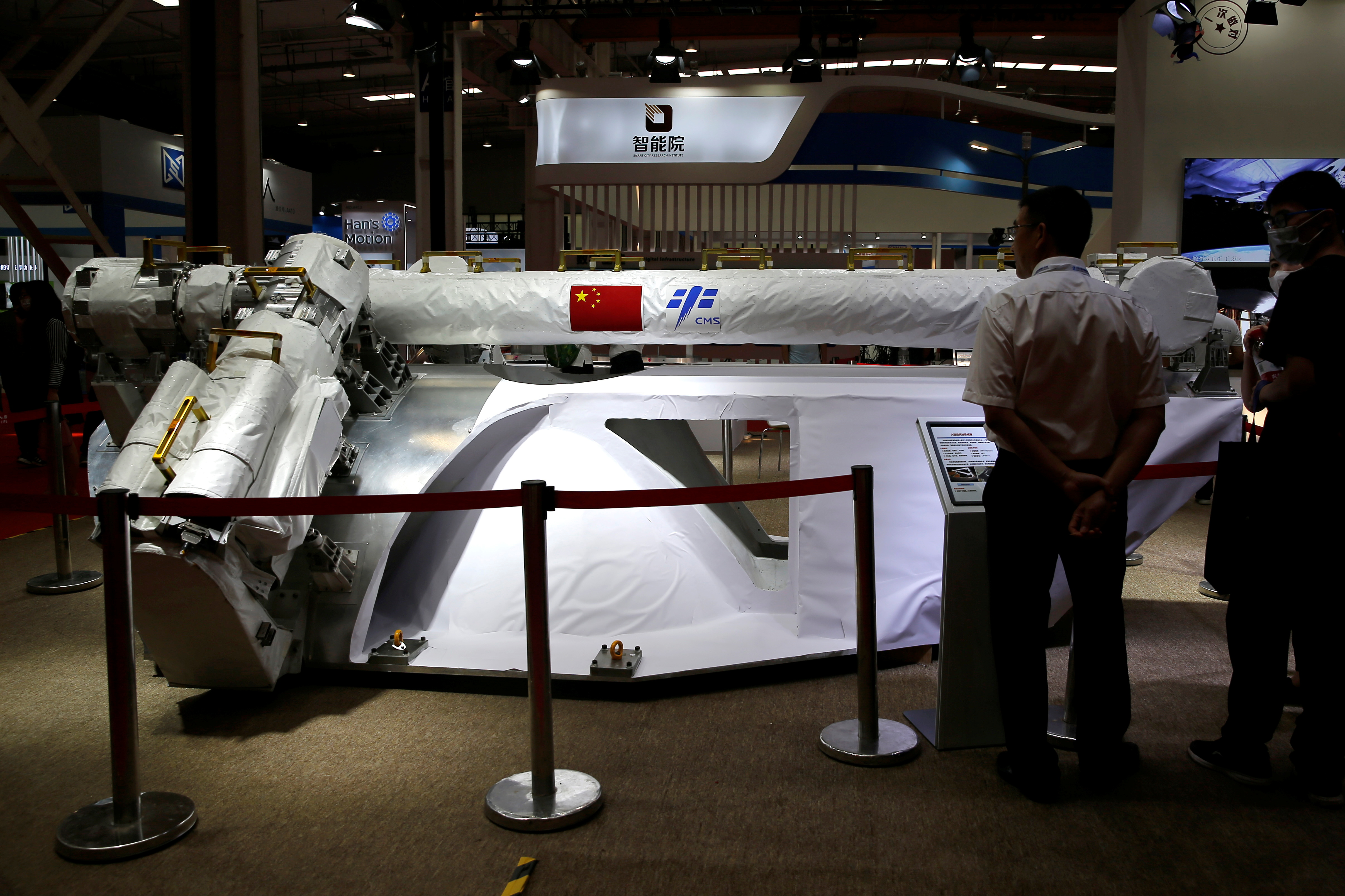 Un brazo mecánico diseñado para acoplarse al módulo central de la estación espacial china Tiangong 