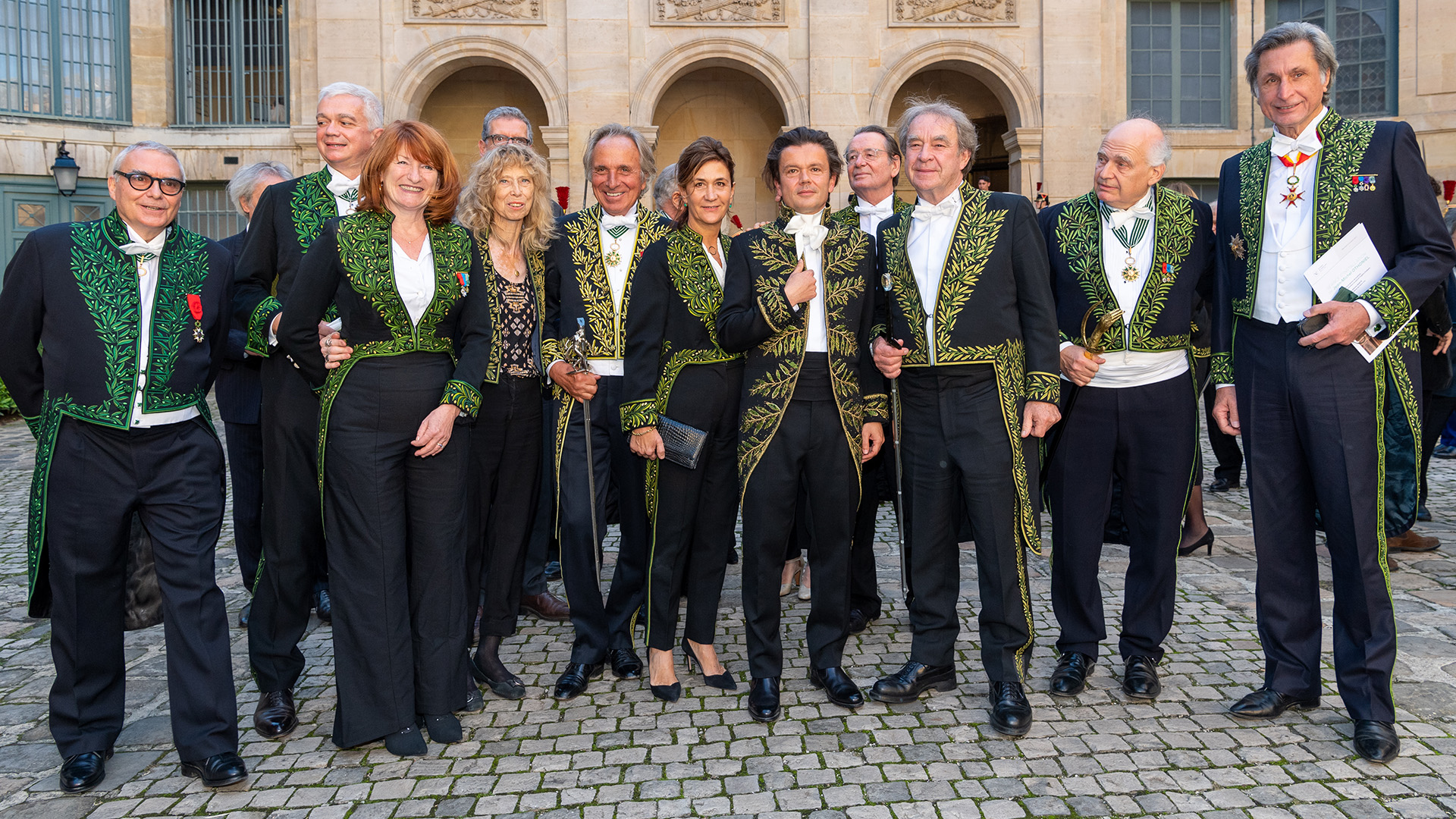integrantes de la Academia Francesa con el traje puesto
(Photo by Luc Castel/Getty Images)
