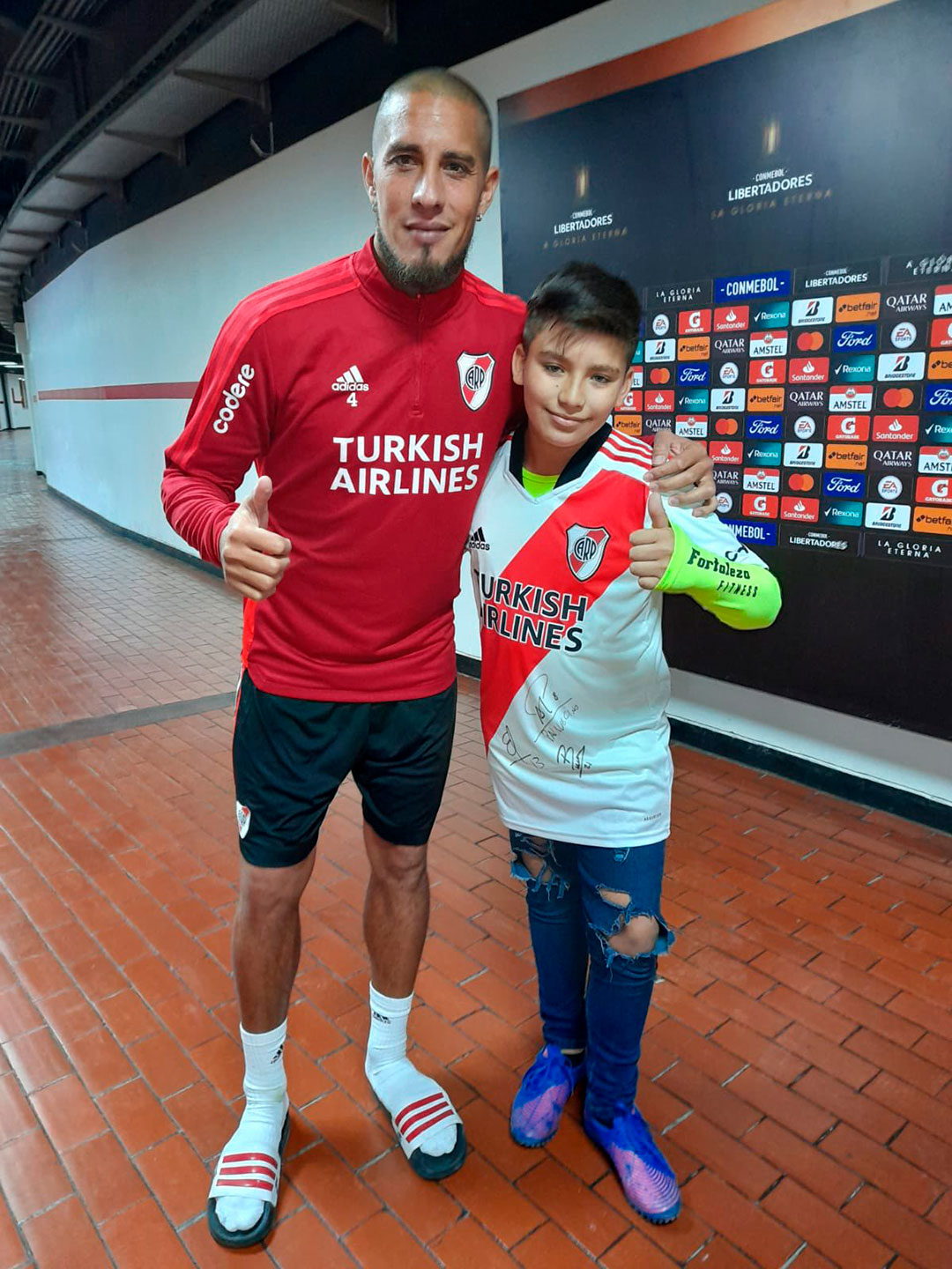 Joaquín junto a Jonatan Maidana (Foto: @momorelojero)