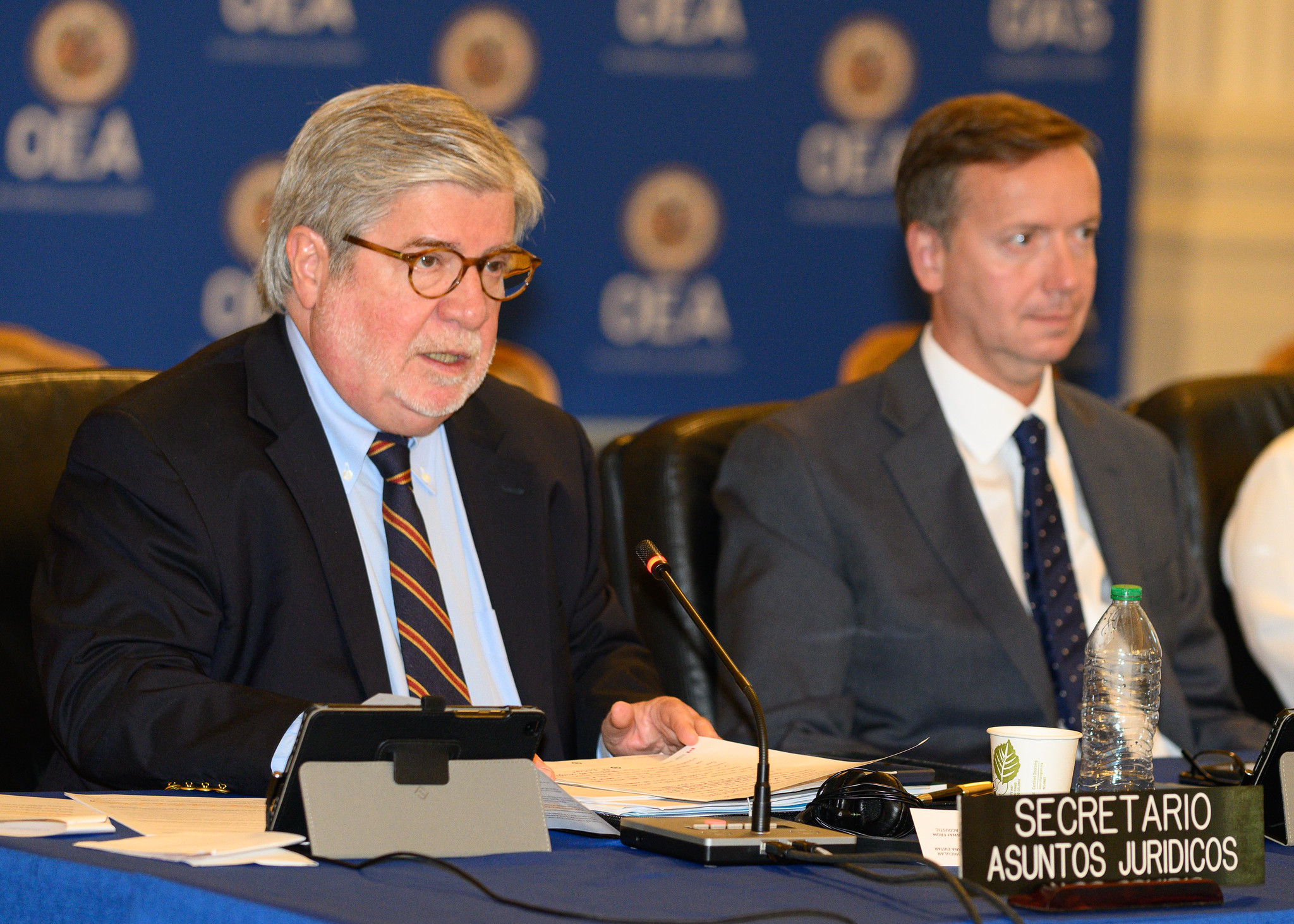 El secretario jurídico de la OEA, Jean Michel Arrighi y el jefe de gabinete del secretario general, Gonzalo Konke, durante la discusión presupuestal de la OEA. Washington, 31 de mayo de 2023. GENTILEZA OEA