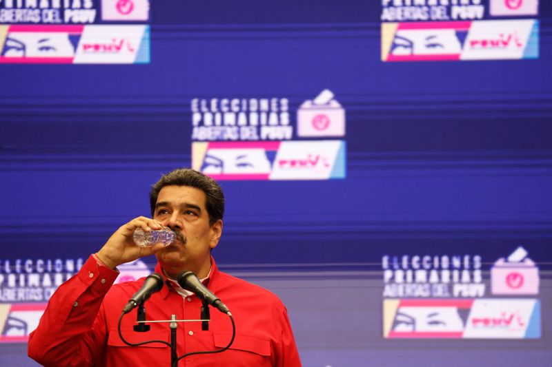 Imagen de archivo. El presidente de Venezuela, Nicolás Maduro, bebe agua durante una reunión con los medios, luego de votar en las primarias del gobernante Partido Socialista para las elecciones regionales de noviembre, en Caracas, Venezuela. 8 de agosto de 2021. REUTERS/Leonardo Fernandez Viloria