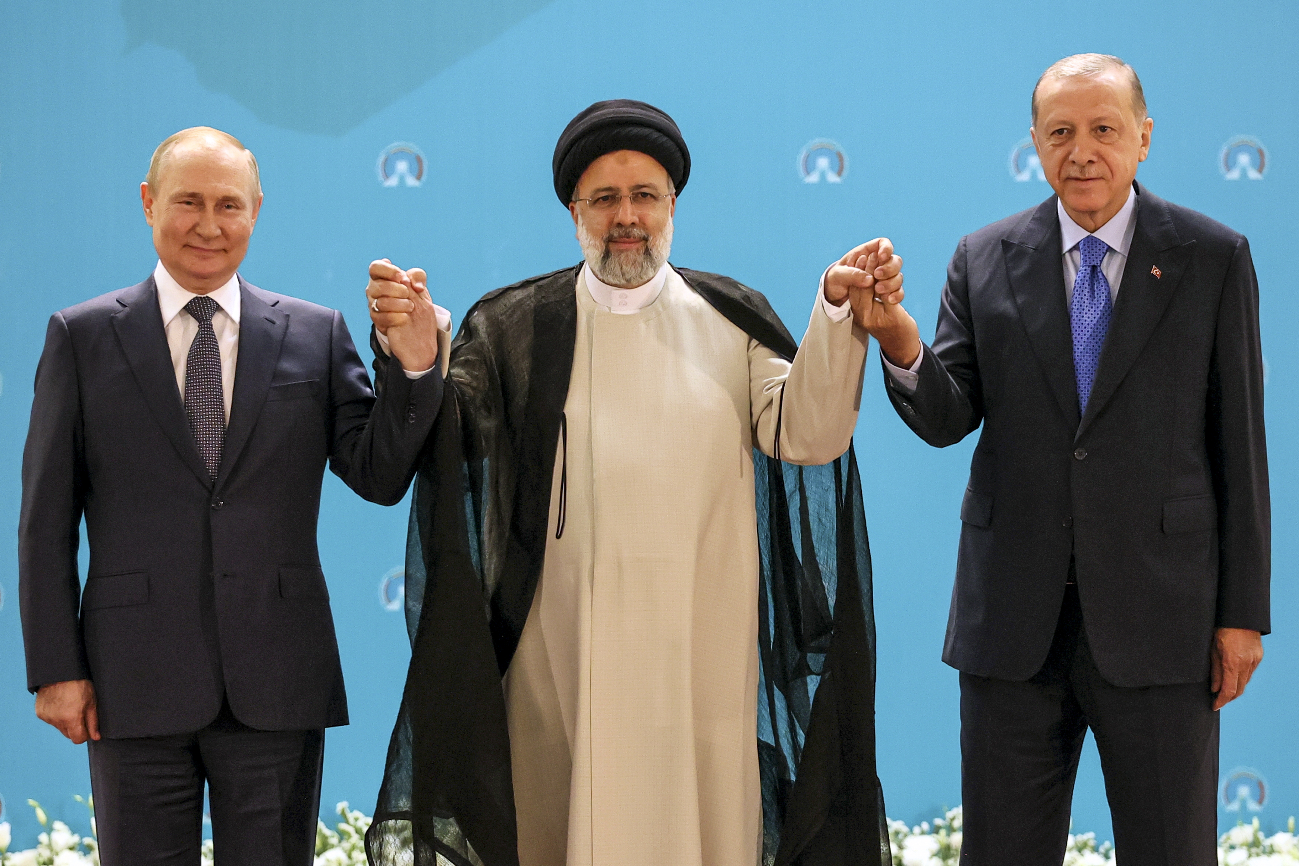 Los presidentes de Rusia Vladimir Putin, Irán Ebrahim Raisi,y Turquía Recep Tayyip Erdogan posan para las cámaras en el comienzo de la cumbre que se desarrolló en el palacio Saadabad de Tehran. (Sergei Savostyanov, Sputnik, Kremlin Pool Photo via AP)
