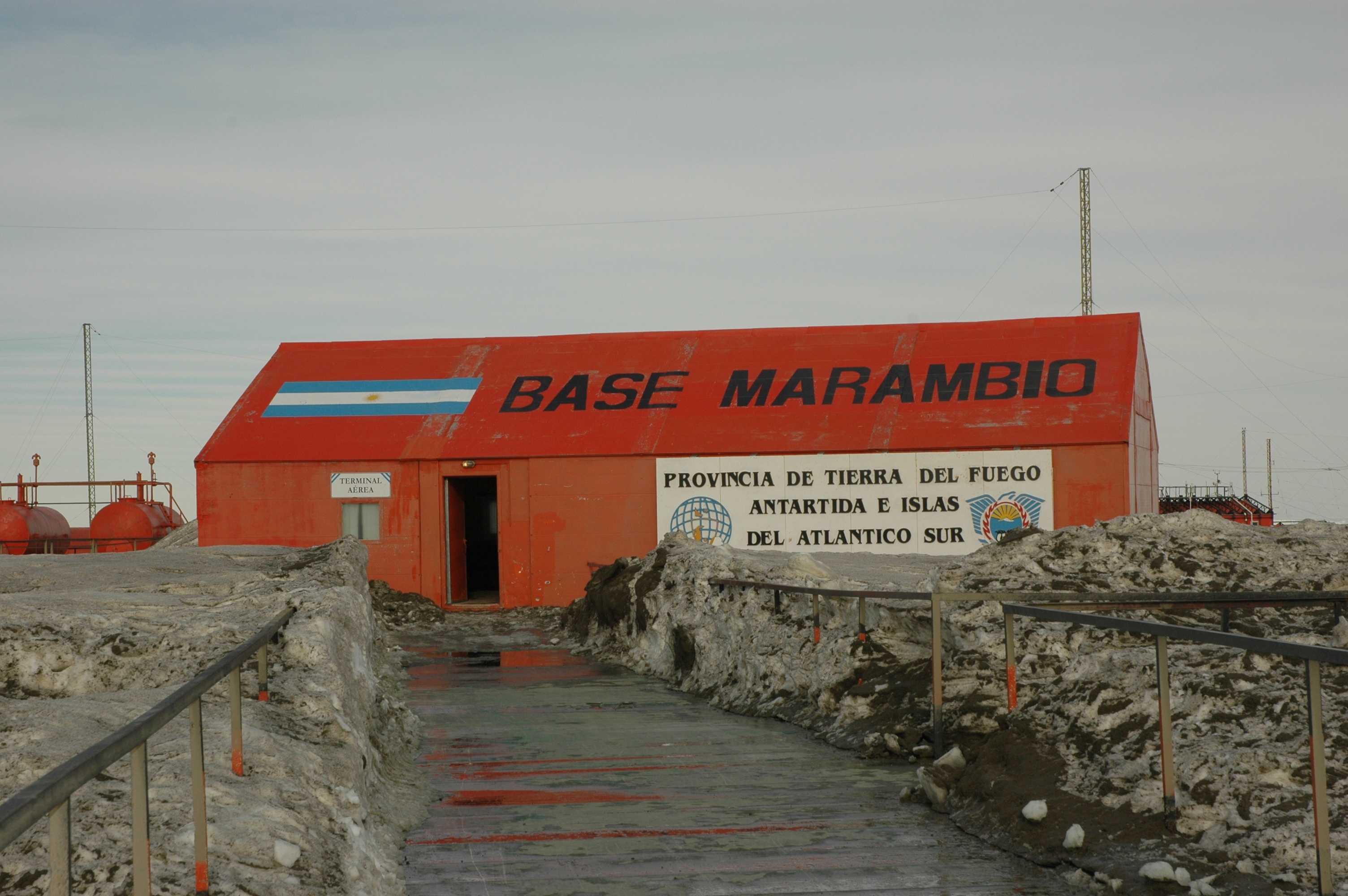 La Base Marambio está ubicada en el Sector Antártico Argentino y pertenece a la provincia de Tierra del Fuego, Malvinas e Islas del Atlántico Sur 