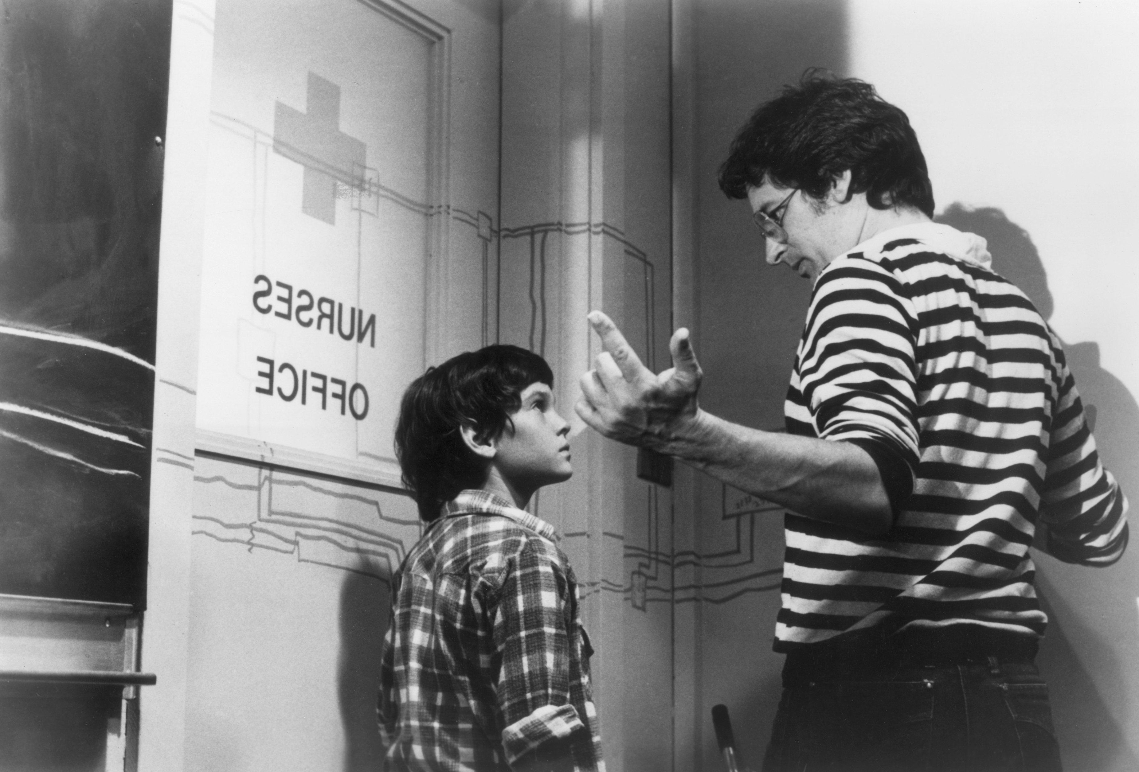 Steven Spielberg le da indicaciones al joven actor Henry Thomas durante el rodaje. El director decidió filmar la película en orden cronológico para ayudar a los niños actores (Photo by Universal Studios/Getty Images)