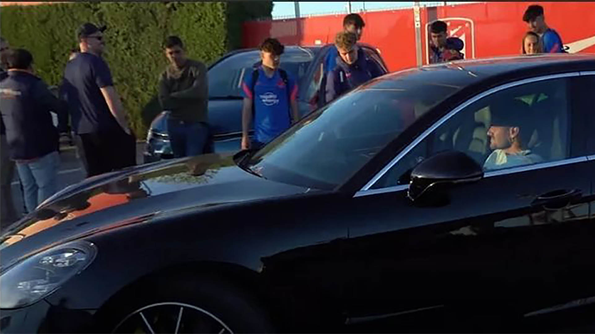 Rodrigo de Paul llegando a un entrenamiento del Atlético de Madrid en su Porsche Panamera color negro