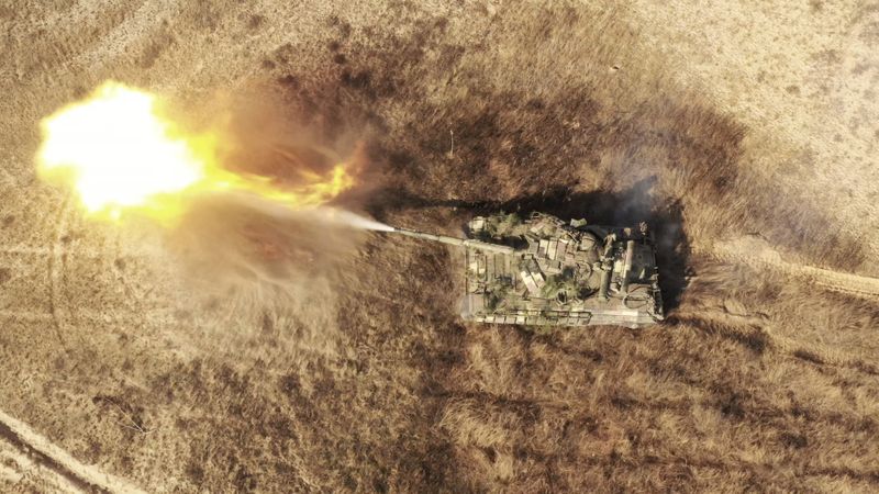 Un tanque de las Fuerzas Armadas de Ucrania dispara durante ejercicios militares en un campo de entrenamiento cerca de la frontera con Crimea anexionada a Rusia en la región de Kherson, Ucrania (Foto: REUTERS)