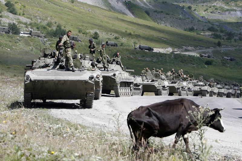FOTO DE ARCHIVO: Vehículos militares rusos de camino a Osetia del Sur cerca de la frontera entre Osetia del Norte y Osetia del Sur, 9 de agosto de 2008. REUTERS/Denis Sinyakov (GEORGIA)