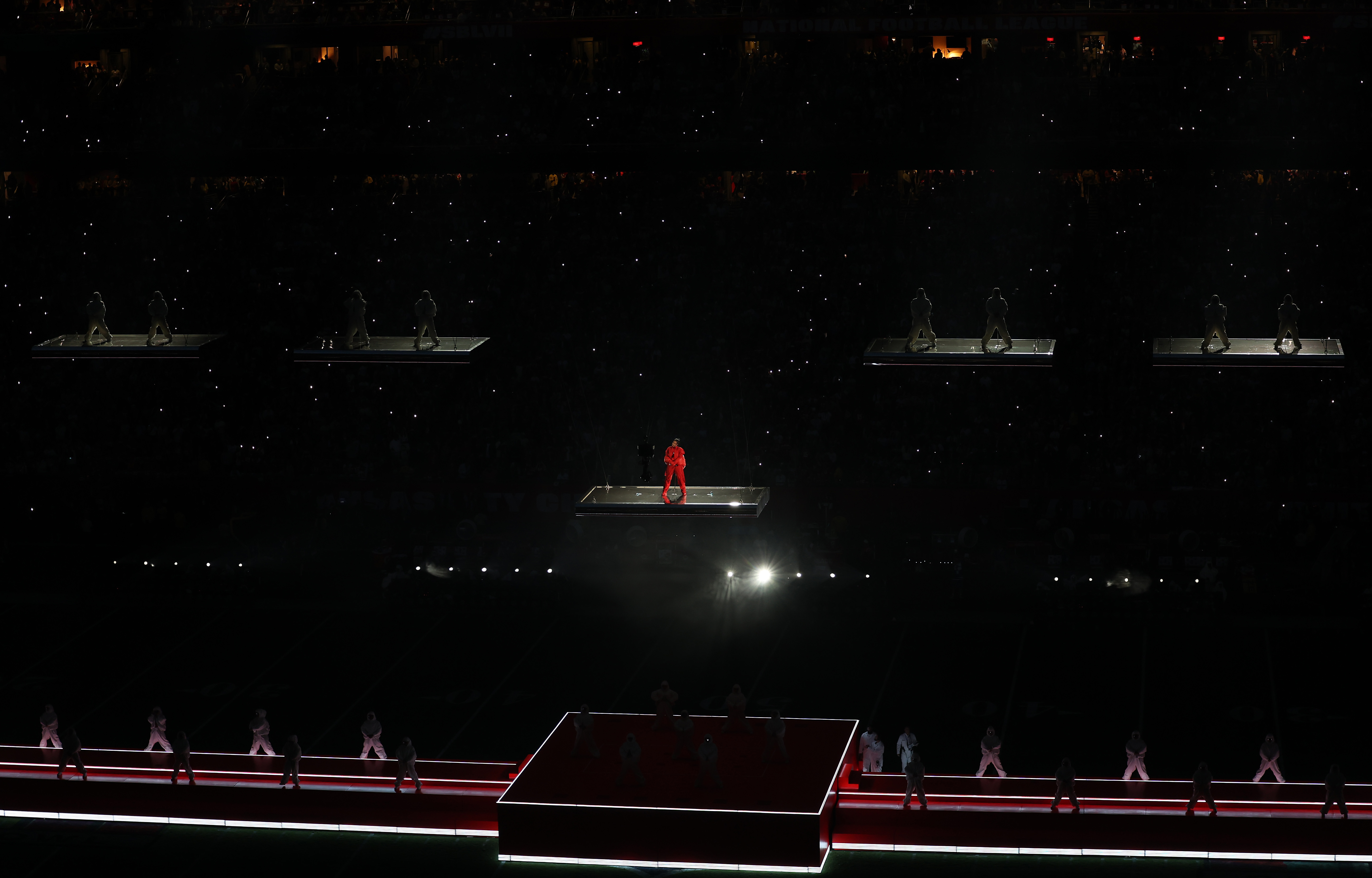 La cantante aprovechó todo el escenario, subió y bajo en la plataforma, así como caminó a lo largo del campo (Rob Carr/Getty Images)