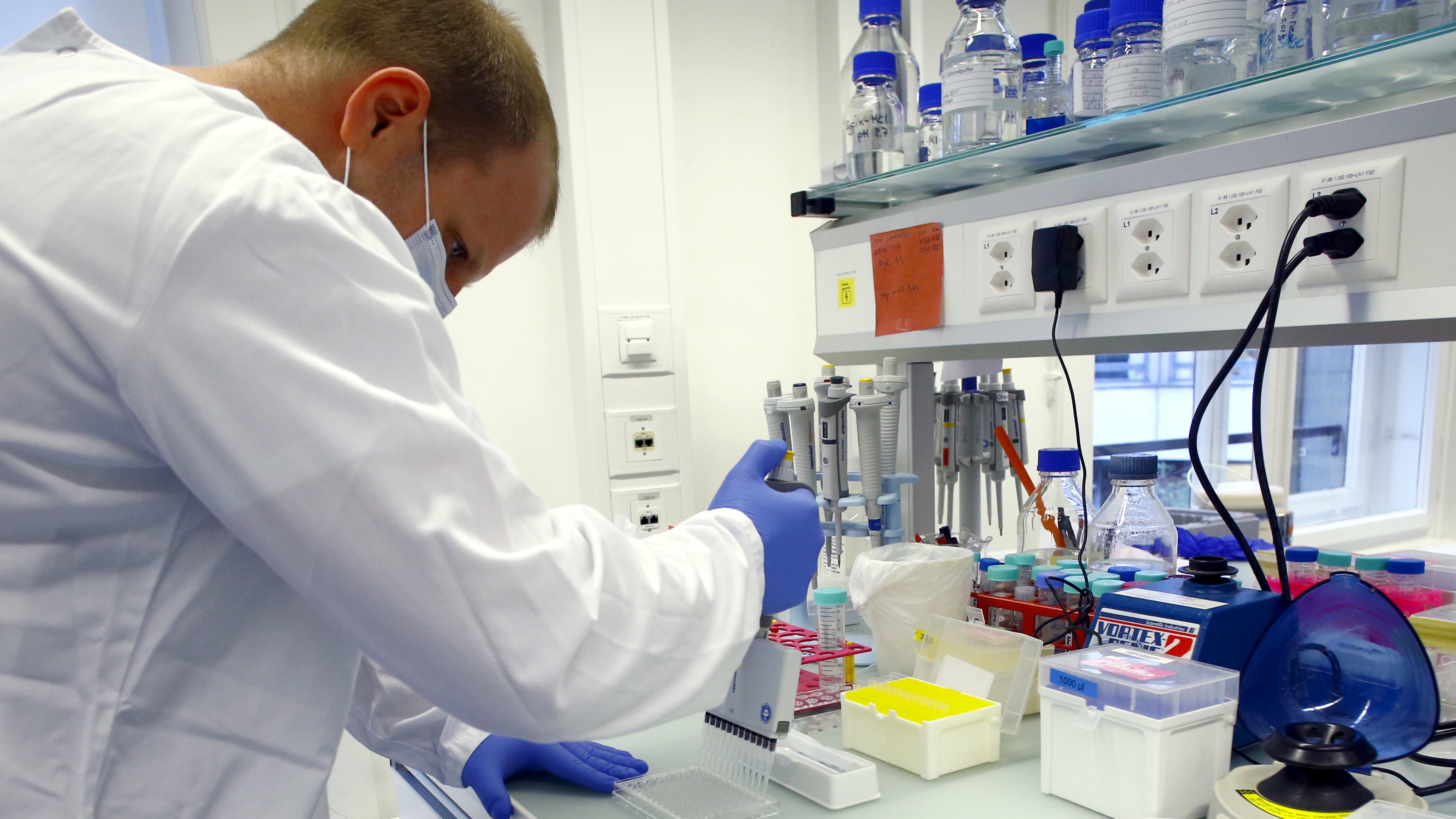 Un técnico de laboratorio es visto en el hospital universitario Inselspital Universitaetsspital Bern durante investigaciones para una vacuna contra la enfermedad COVID-19 en Berna, Suiza (Reuters)