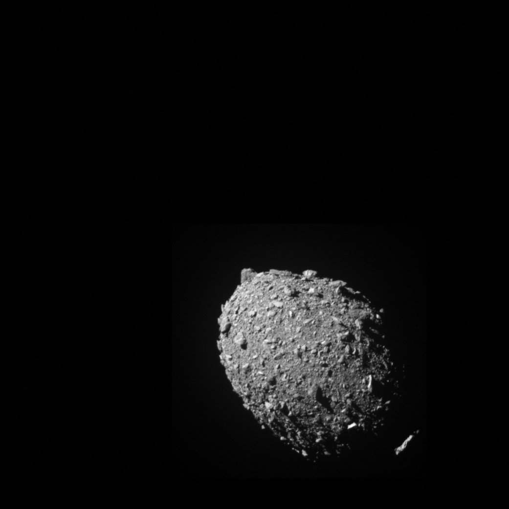 Las cámaras de la nave espacial DART mostraron el asteroide pequeño en forma de luna en detalle, antes del impacto (. NASA/Johns Hopkins APL/Handout via REUTERS   )