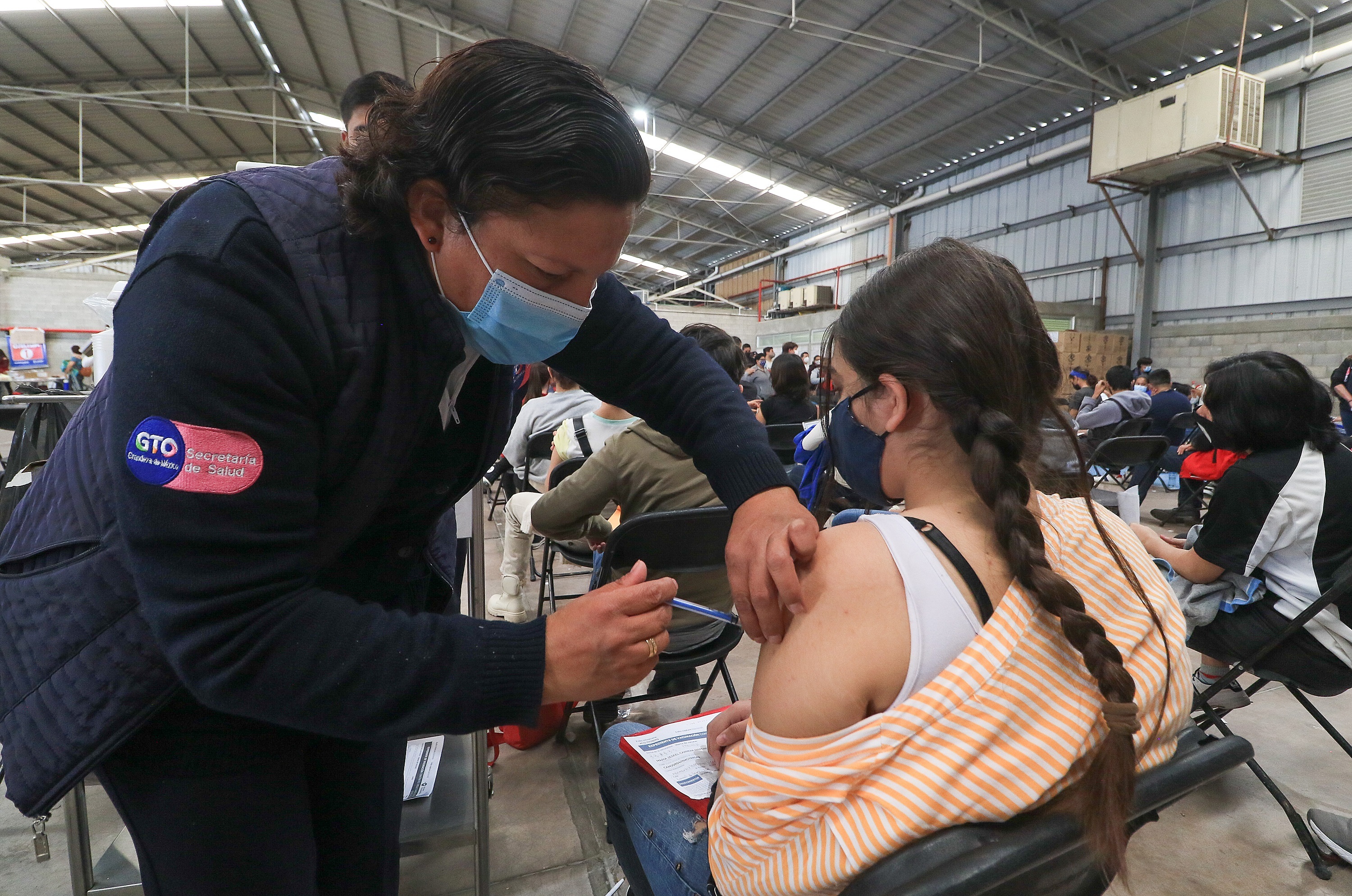 Personal de salud aplica la vacuna contra covid-19 a menores de edad en Plaza Mulza de la ciudad de León, Guanajuato (Foto: EFE/Luis Ramírez)