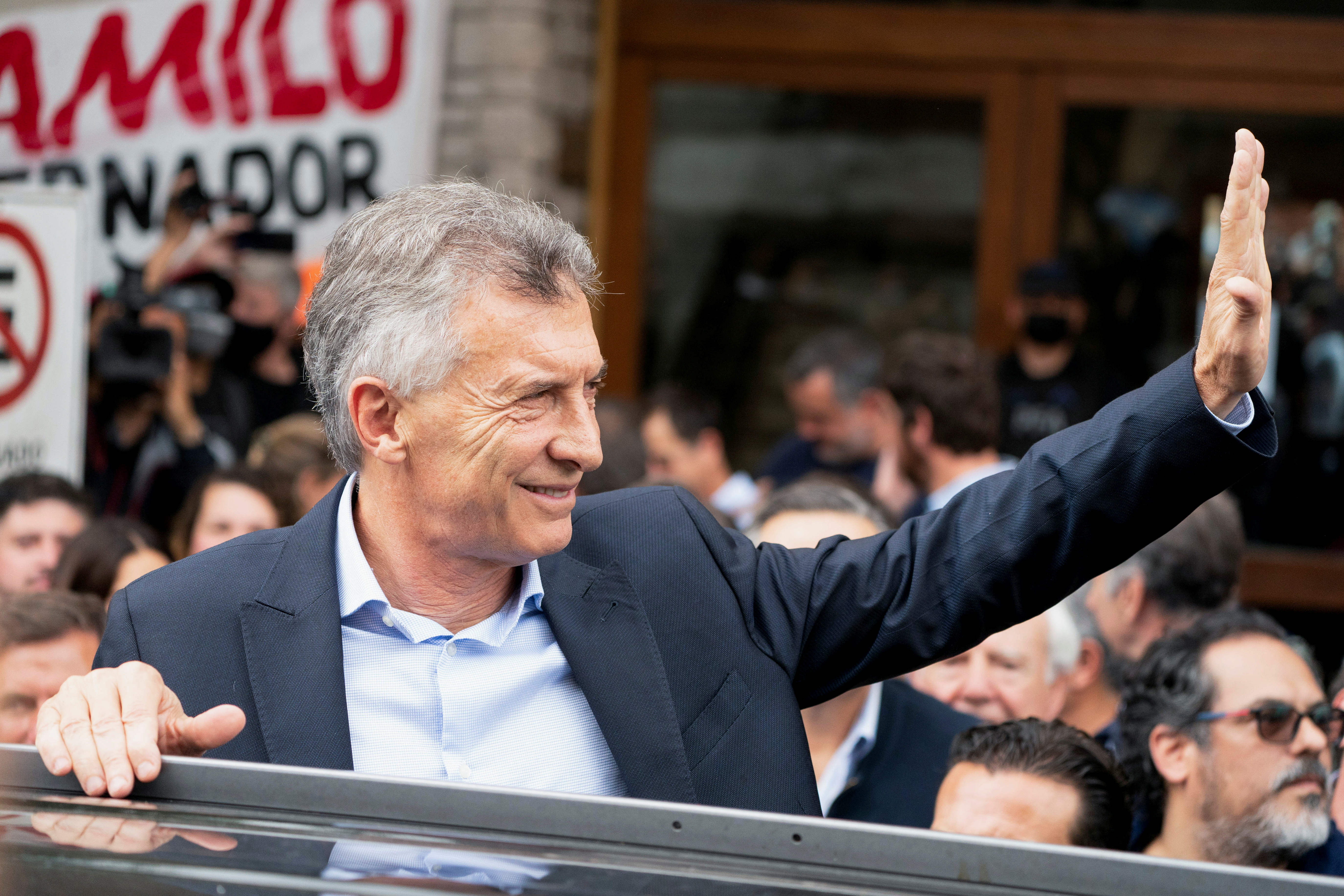 Mauricio Macri saluda a los dirigentes que lo acompañaron a Dolores antes de emprender el regreso a Buenos Aires