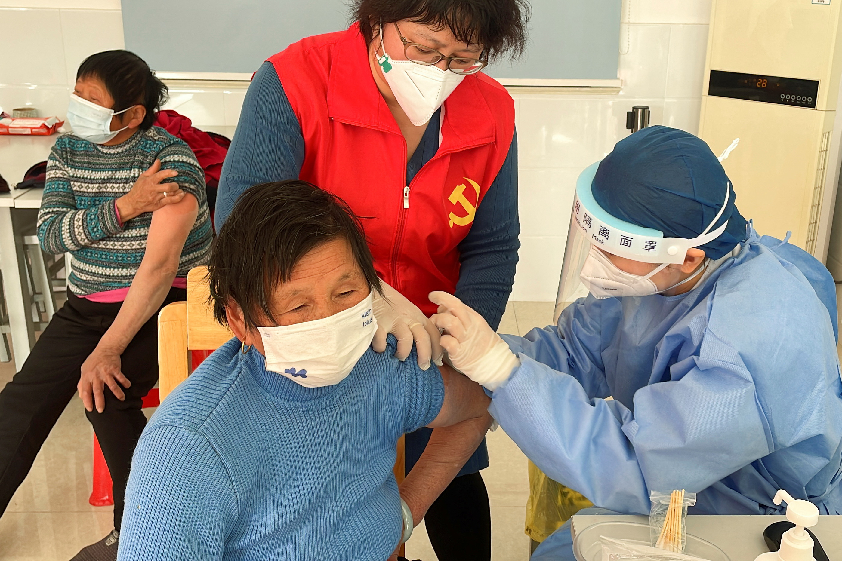 Personas son inmunizadas en la villa Zhongmin de China central, en medio de una nueva ola de coronavirus (REUTERS/Brenda Goh)