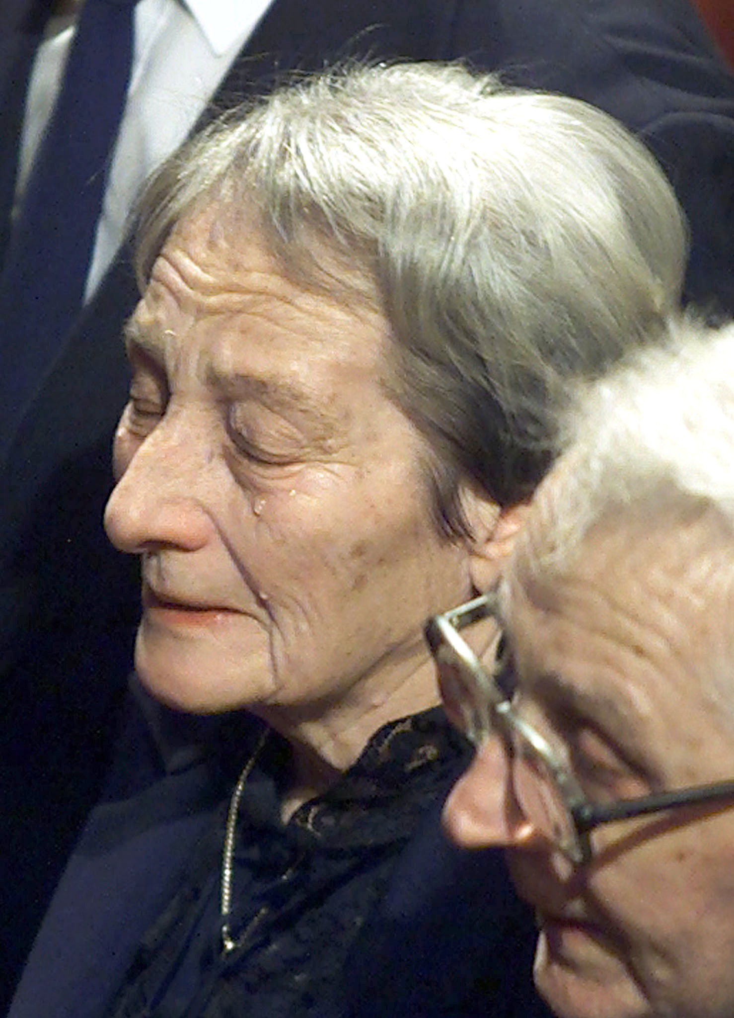 Dana Zatopkova, la esposa del atleta checo Emil Zatopek durante la ceremonia fúnebre en el Teatro Nacional de Praga, República Checa, el 6 de diciembre de 2000 (REUTERS)