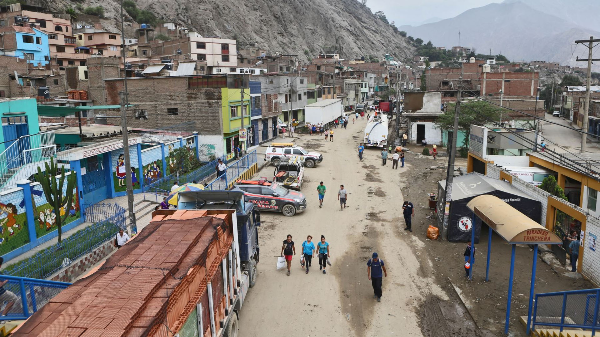 Huaicos En Perú 18 Fallecidos 400 Viviendas Damnificadas Y 7 Colegios