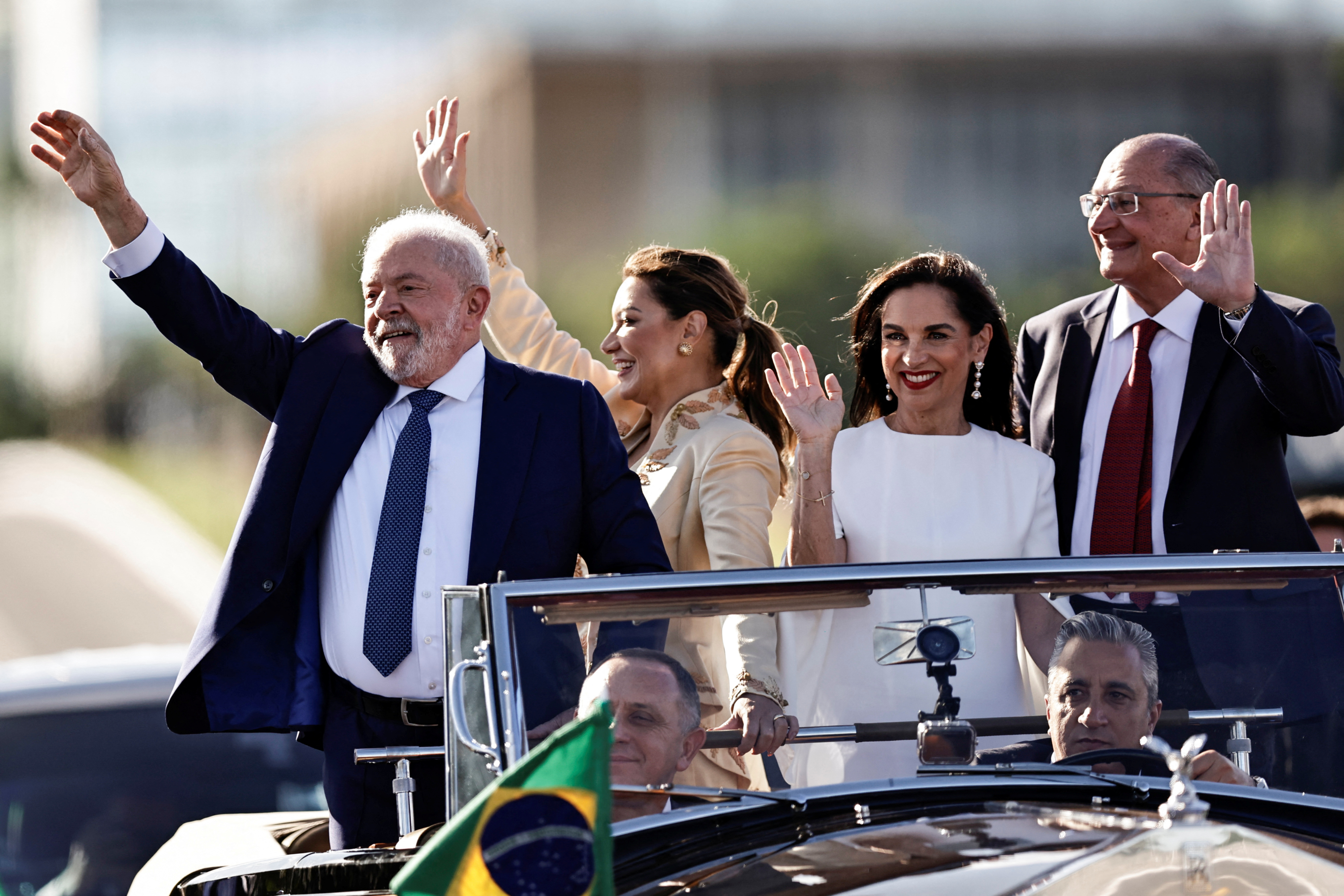 Luiz Inácio Lula da Silva, y su esposa Rosangela "Janja" da Silva, saludan a sus seguidores acompañados por Geraldo Alckmin, y su esposa Maria Lucia Ribeiro Alckmin, el día de la ceremonia de investidura, en Brasilia, Brasil, 1 de enero de 2023 (REUTERS)