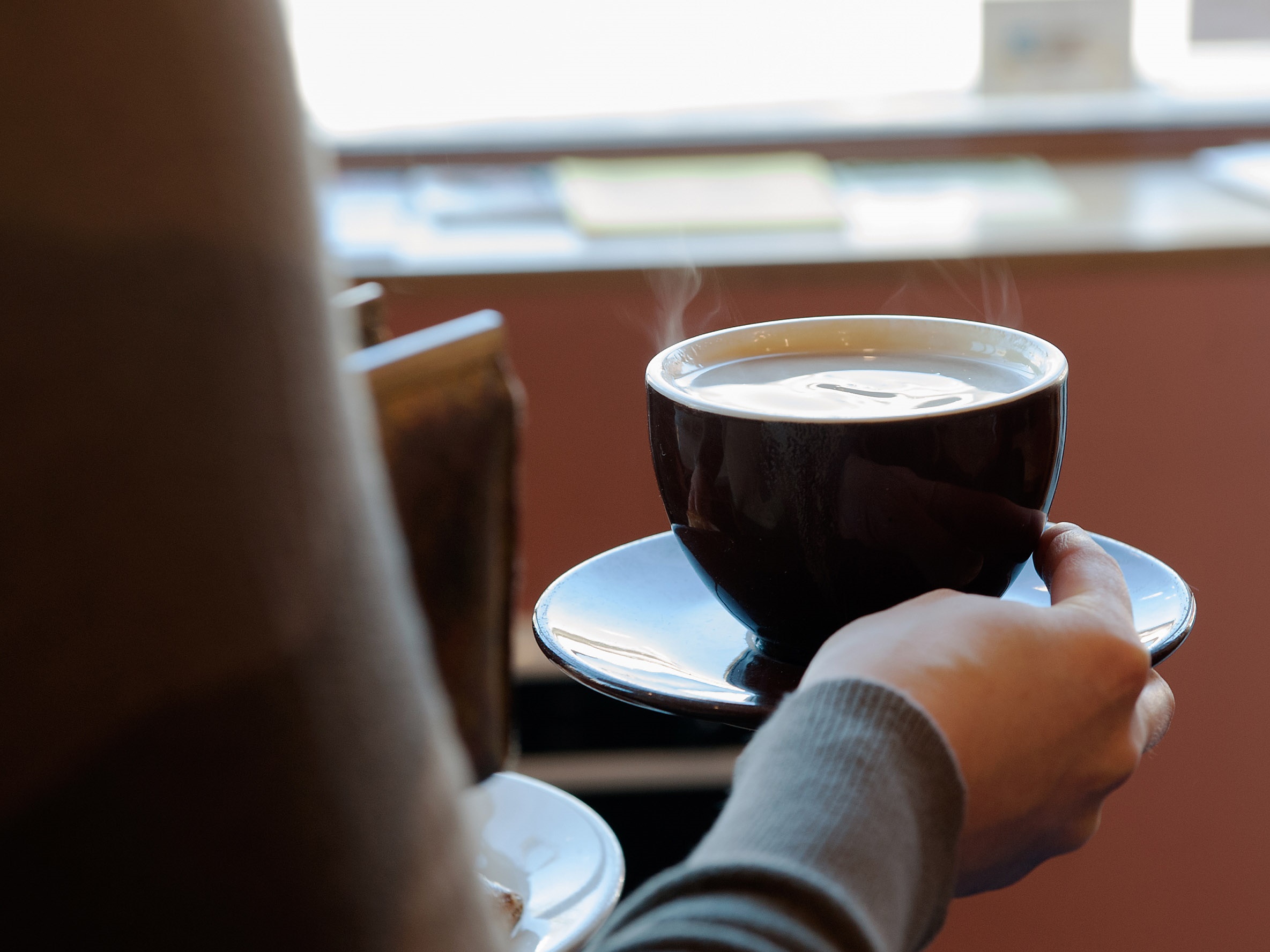 Para el bebedor de café, el ciclo del placer comienza incluso antes de que ingiera su primer sorbo. Comienza con la expectativa y la anticipación del evento
EUROPA ESPAÑA SOCIEDAD
BRYAN THOMAS
