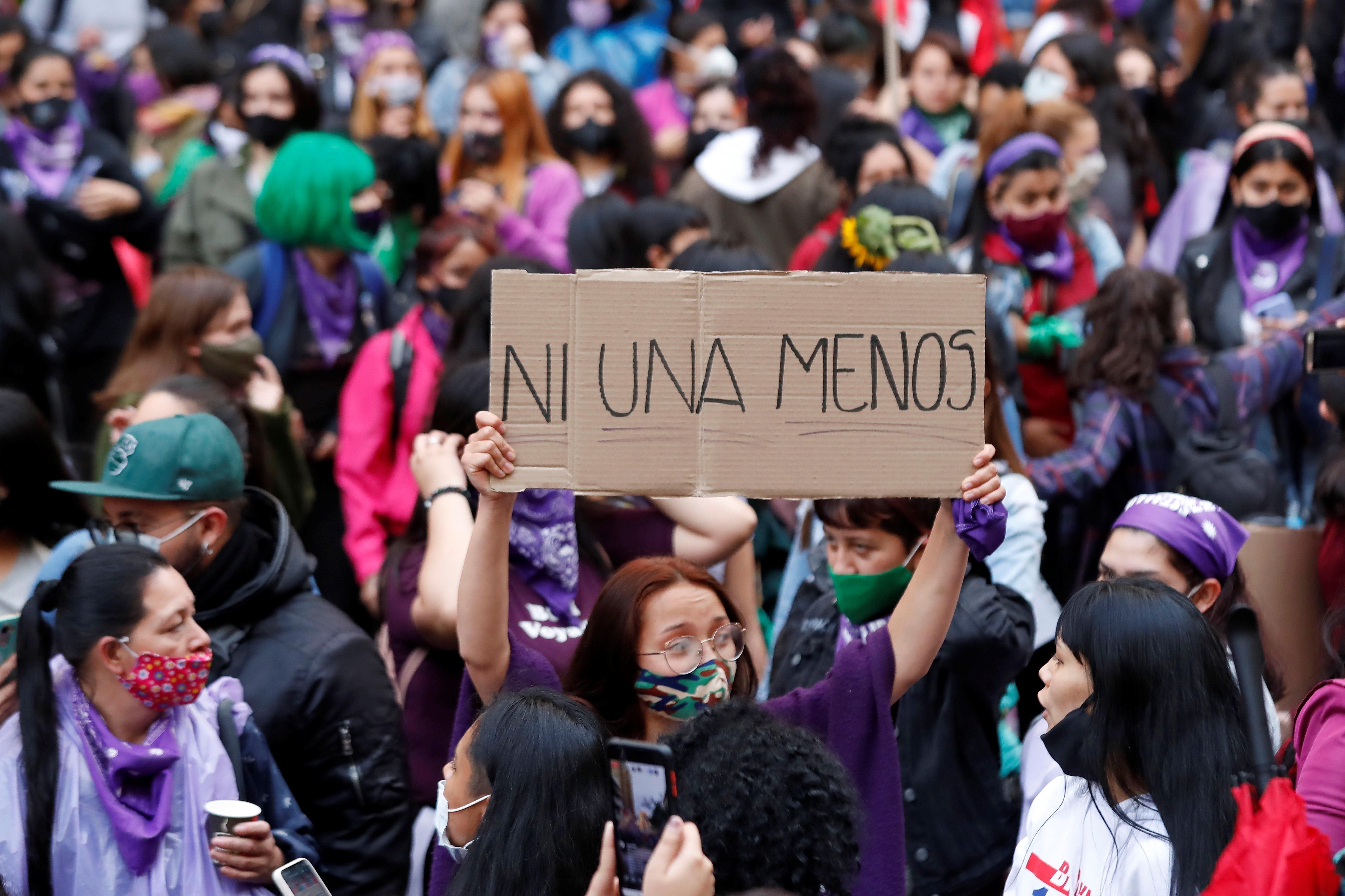 Una mujer levanta una pancarta donde se lee "Ni una menos" durante una marcha  