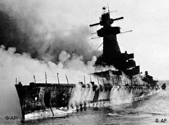 El Graf Spee ya está herido de muerte. Los explosivos lo harían hundirse en las aguas del Río de la Plata.