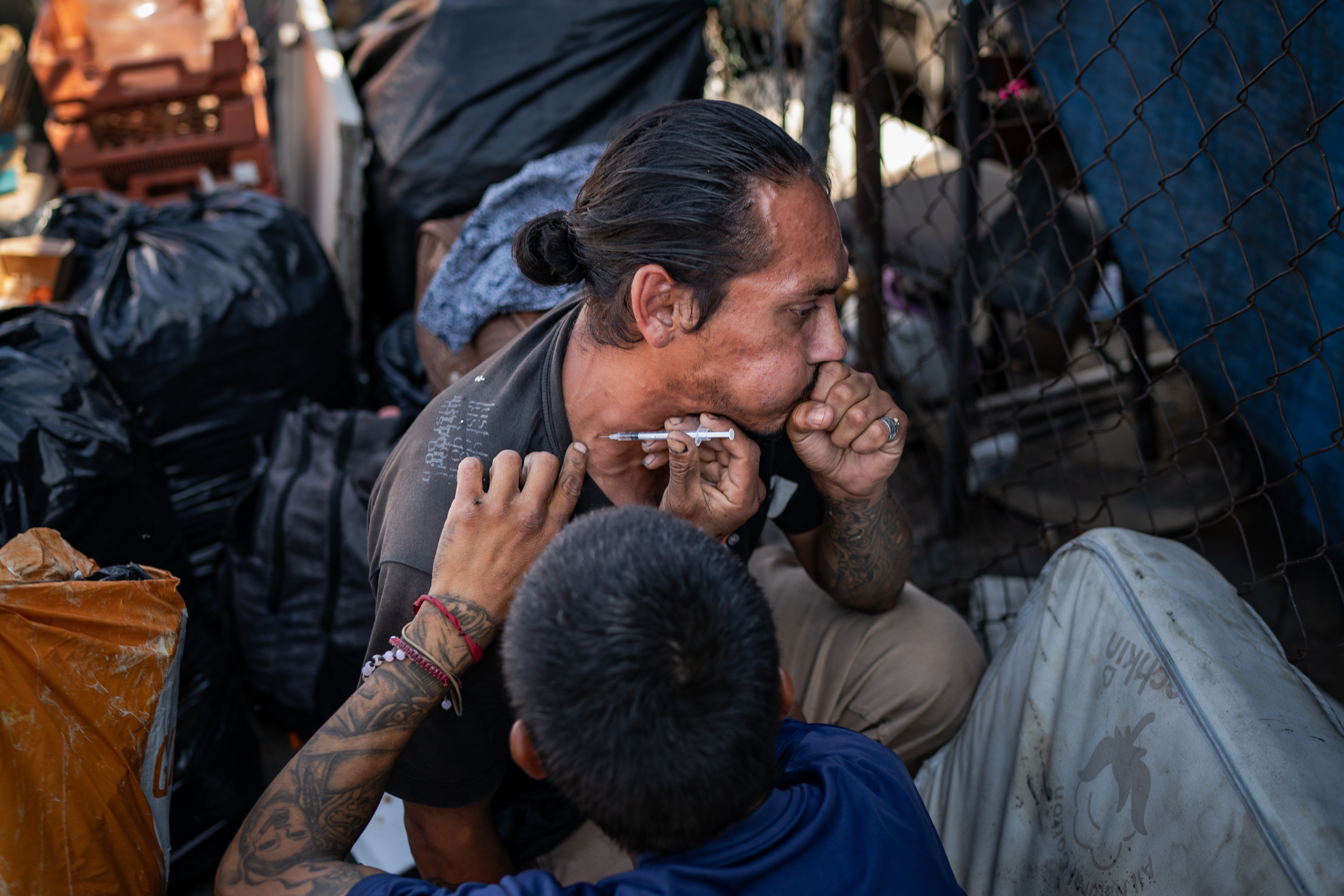 En ocasiones, José le pide ayuda a otros adictos para inyectarse fentanilo en su cuello (Foto: Washington Post, Salwan Georges)