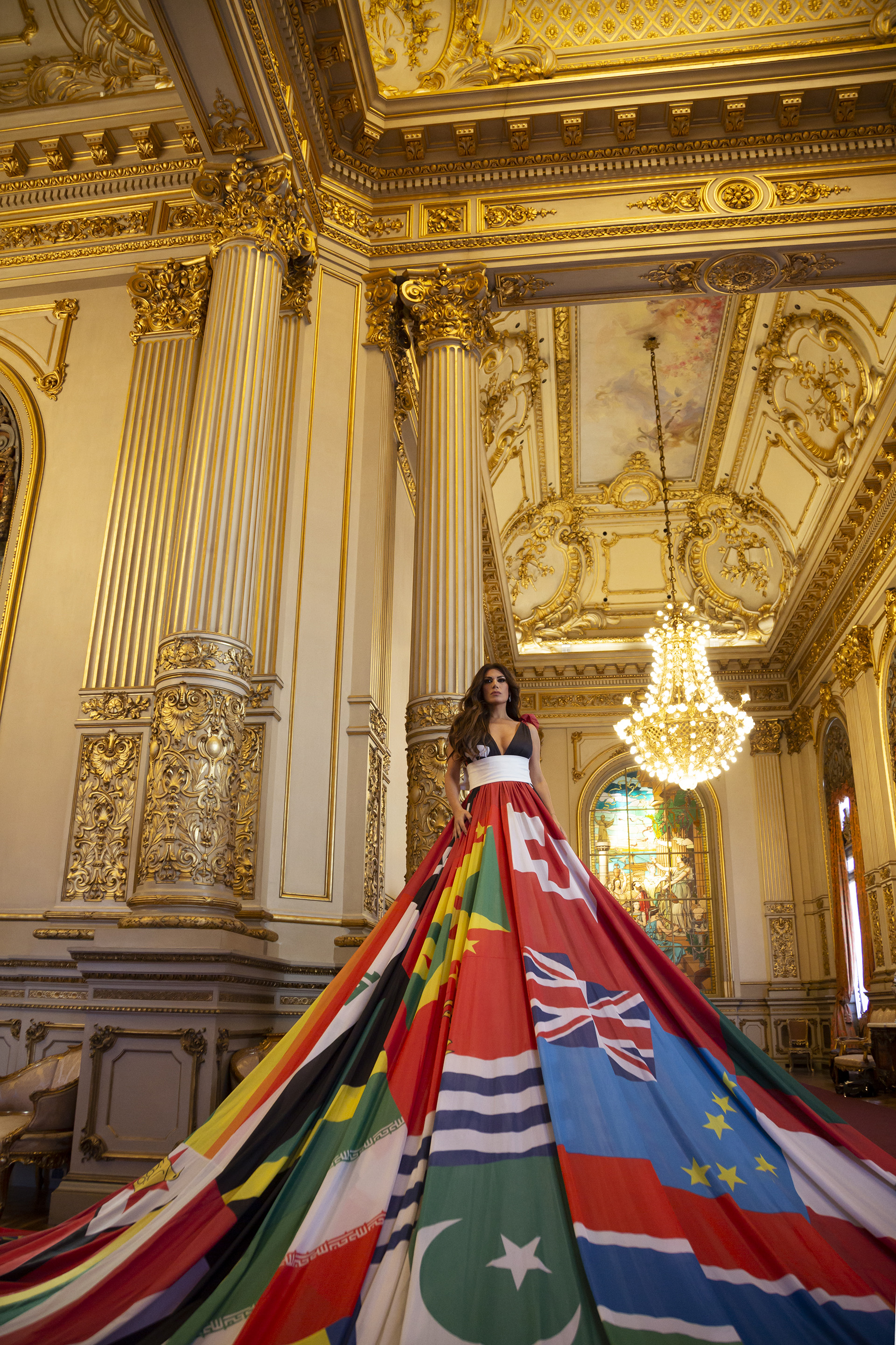 Es un vestido monumental con un diámetro de más de 16 metros compuesto por las 71 banderas de países donde ser LGBTIQ+ es punible por ley