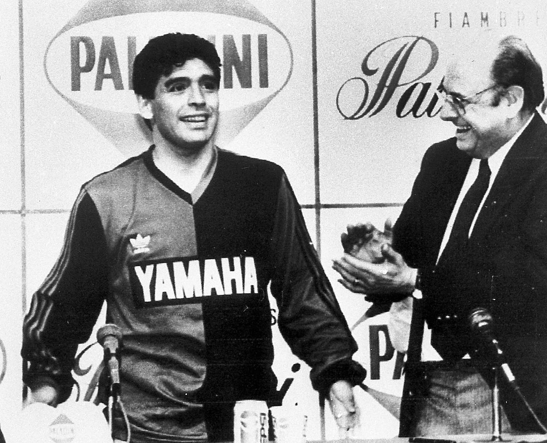 Diego Armando Maradona en Newell`s Old Boys de Rosario, en lo que significó el regreso al fútbol argentino del mejor jugador de todos los tiempos, luego de su paso en la década del 80 por el Barcelona de España y el Napoli de Italia, y en los primeros años 90 por el Sevilla, también español.
