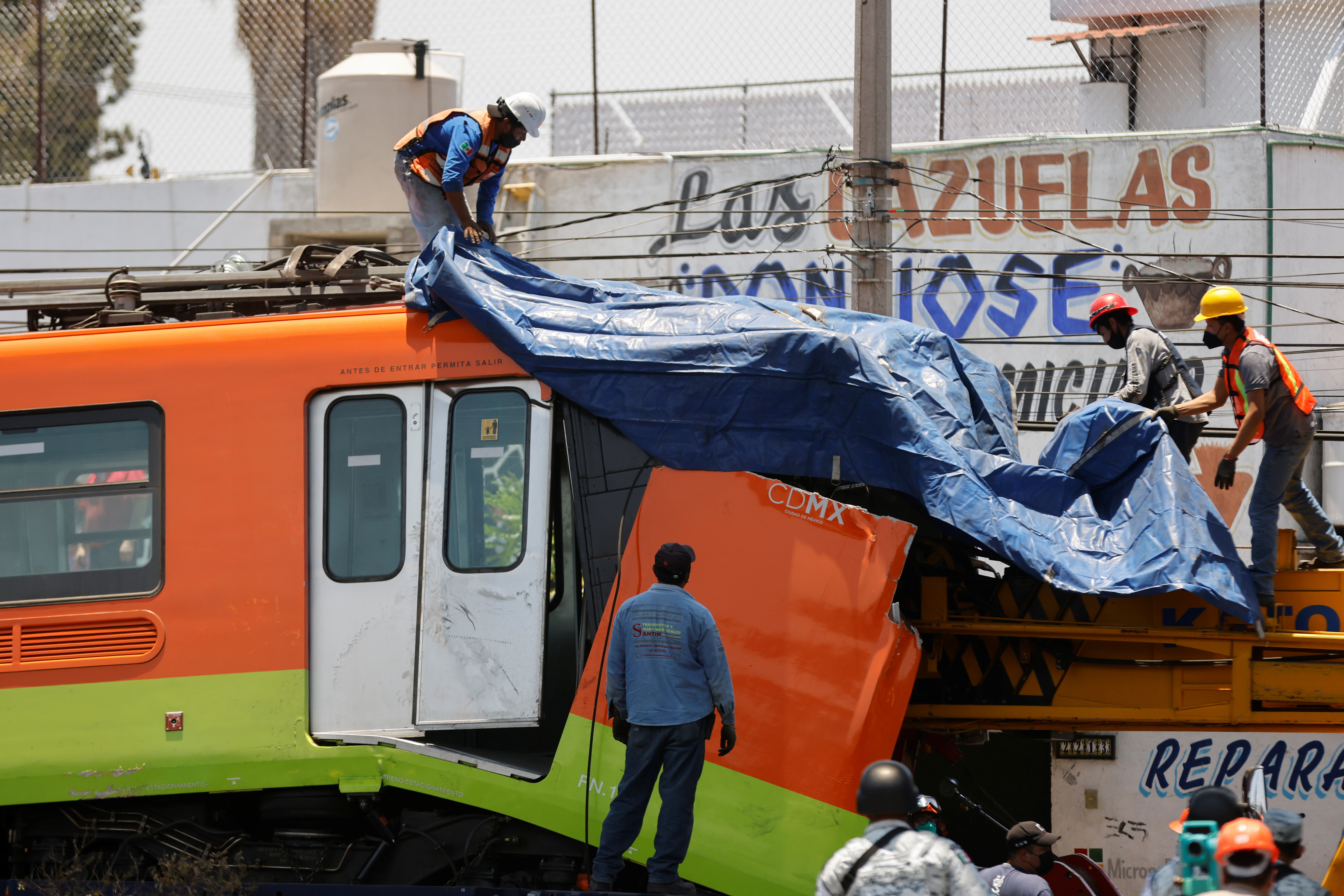 El Gobierno Federal decretó tres días de duelo nacional tras el trágico accidente en el metro capitalino (REUTERS/Carlos Jasso)