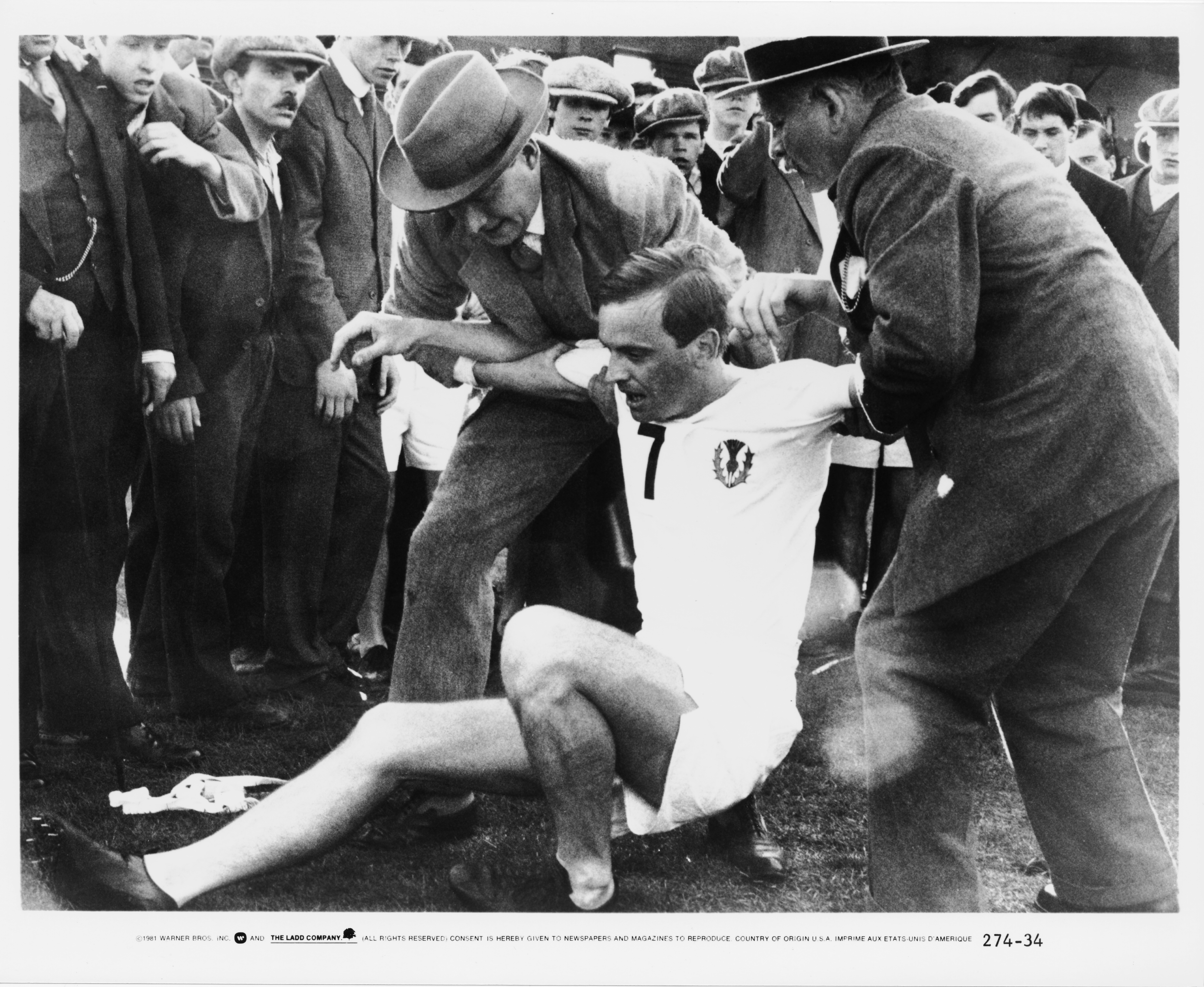 Escena de Carrozas de Fuego que recrea un episodio real. Un año antes de París 1924, Liddell se tropezó en la largada y se cayó. Pero se levantó y pasó a todos los rivales para ganar la carrera. En la meta se desvaneció. (Photo by Warner Bros./Archive Photos/Getty Images)