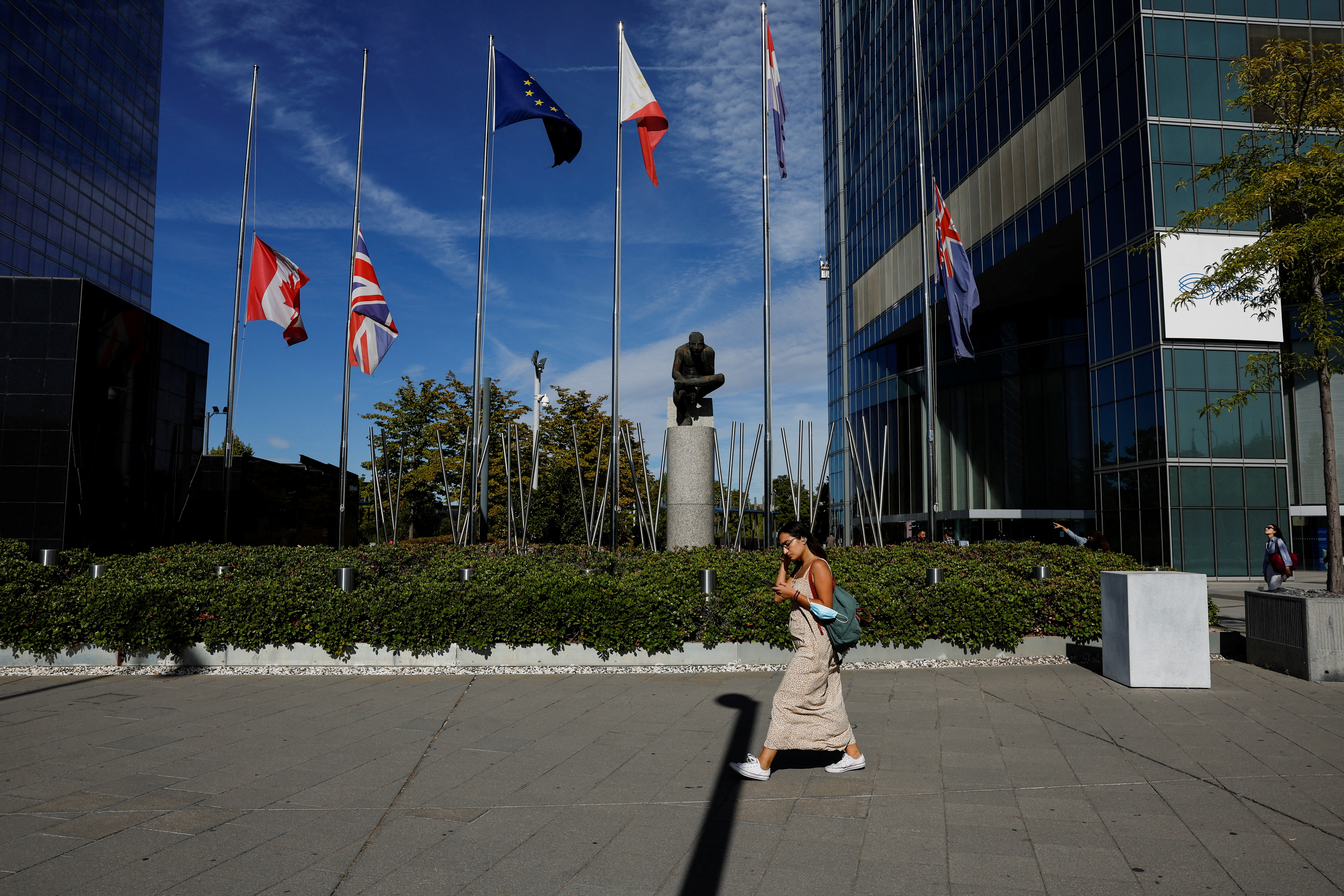 Una persona pasa frente a la embajada británica en Madrid con banderas británicas, canadienses y australianas ondeando a media asta (REUTERS/Susana Vera)