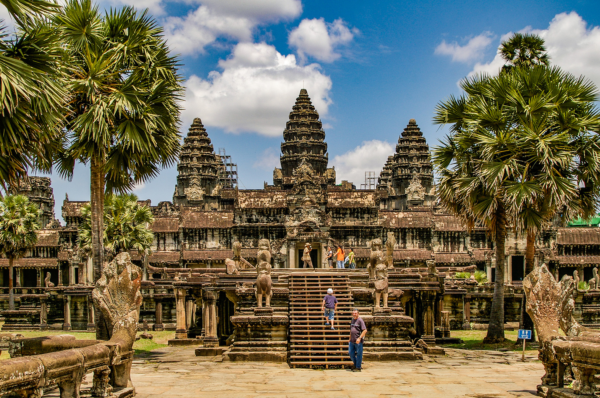 Angkor Wat, es el más famoso de los sitios de Angkor, es una representación del monte Meru, centro del universo y morada de los dioses hindúes. La torre central tiene 55 m de altura, pero en Camboya hay más de 1000 templos y santuarios, incluido Ta Prohm, que tiene sus torres atrapadas por la jungla, y Bayon con sus caras de piedra gigantes