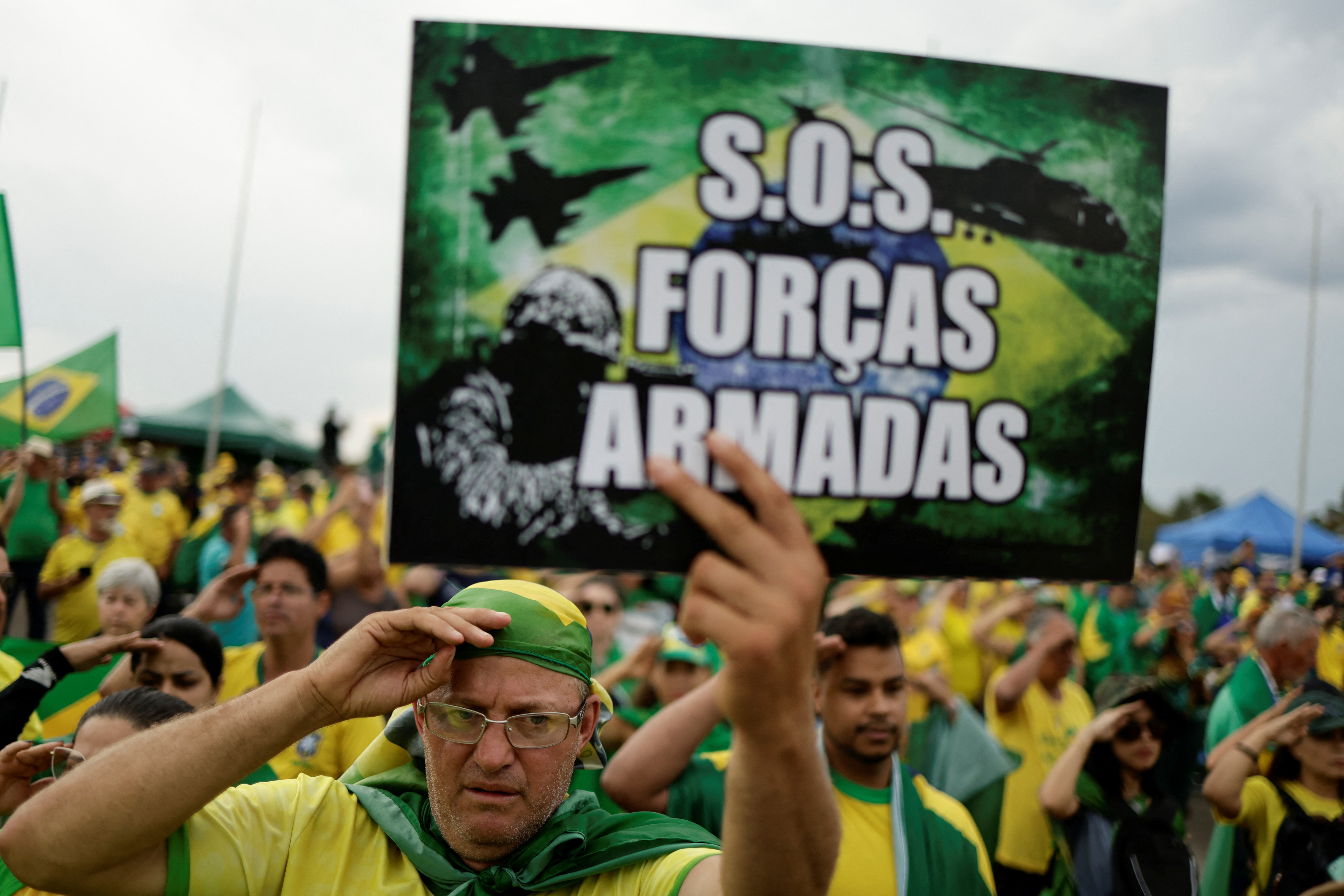 Bolsonaro se dirigió a sus simpatizantes en la capital Brasilia tras perder las elecciones, diciéndoles brevemente que las fuerzas armadas estaban bajo su control. En una segunda ocasión, guardó silencio mientras un grupo de partidarios rezaba por él. (REUTERS)