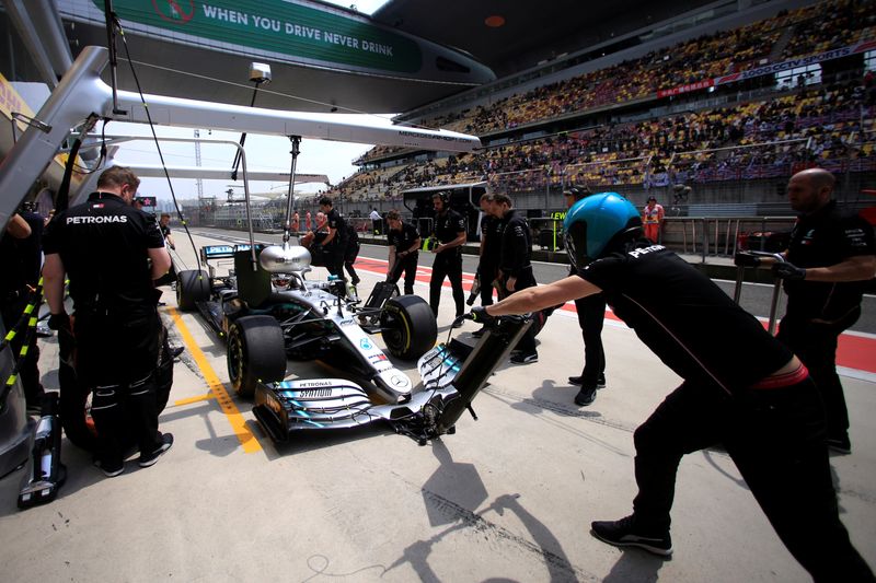 FOTO DE ARCHIVO. Lewis Hamilton participa en los ensayos del Gran Premio de China de Formula 1, en Shanghái. 13 de abril de 2019. REUTERS/Aly Song.