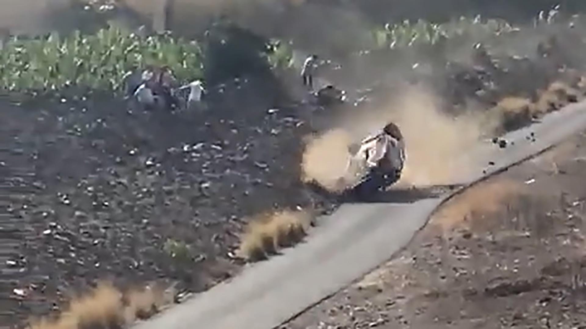 Un Toyota Starlet 1.3 que llevaba el número 44 perdió el control, se salió de la carretera y arrolló de manera brutal a dos personas en una prueba de rally en Gran Canaria.