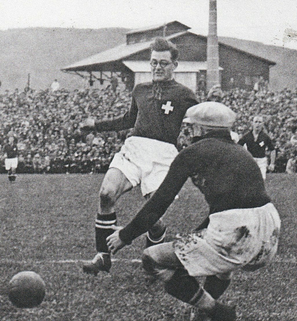 La incre&iacute;ble historia del &uacute;nico futbolista con anteojos que hizo goles en un Mundial: "Ten&iacute;a una vista muy pobre" 