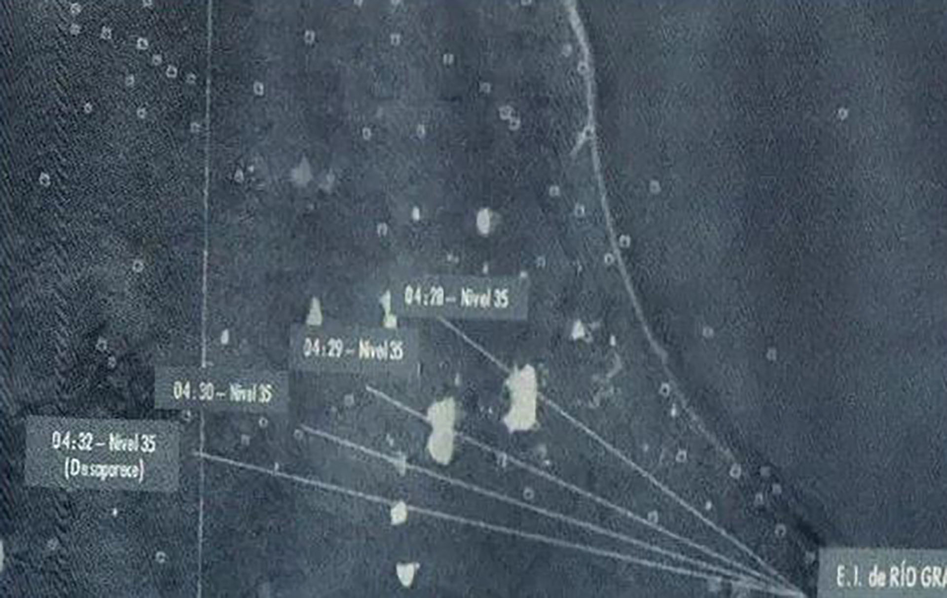 Libro Vigilancia y Control Aéreo en Argentina: la imagen muestra las trazas de los casi cinco minutos que estuvo el Sea King ZA290 en la pantalla del radar. La primera traza ocurre a las 4:28 AM cuando, según la tripulación, tocó tierra para desembarcar al equipo del SAS
