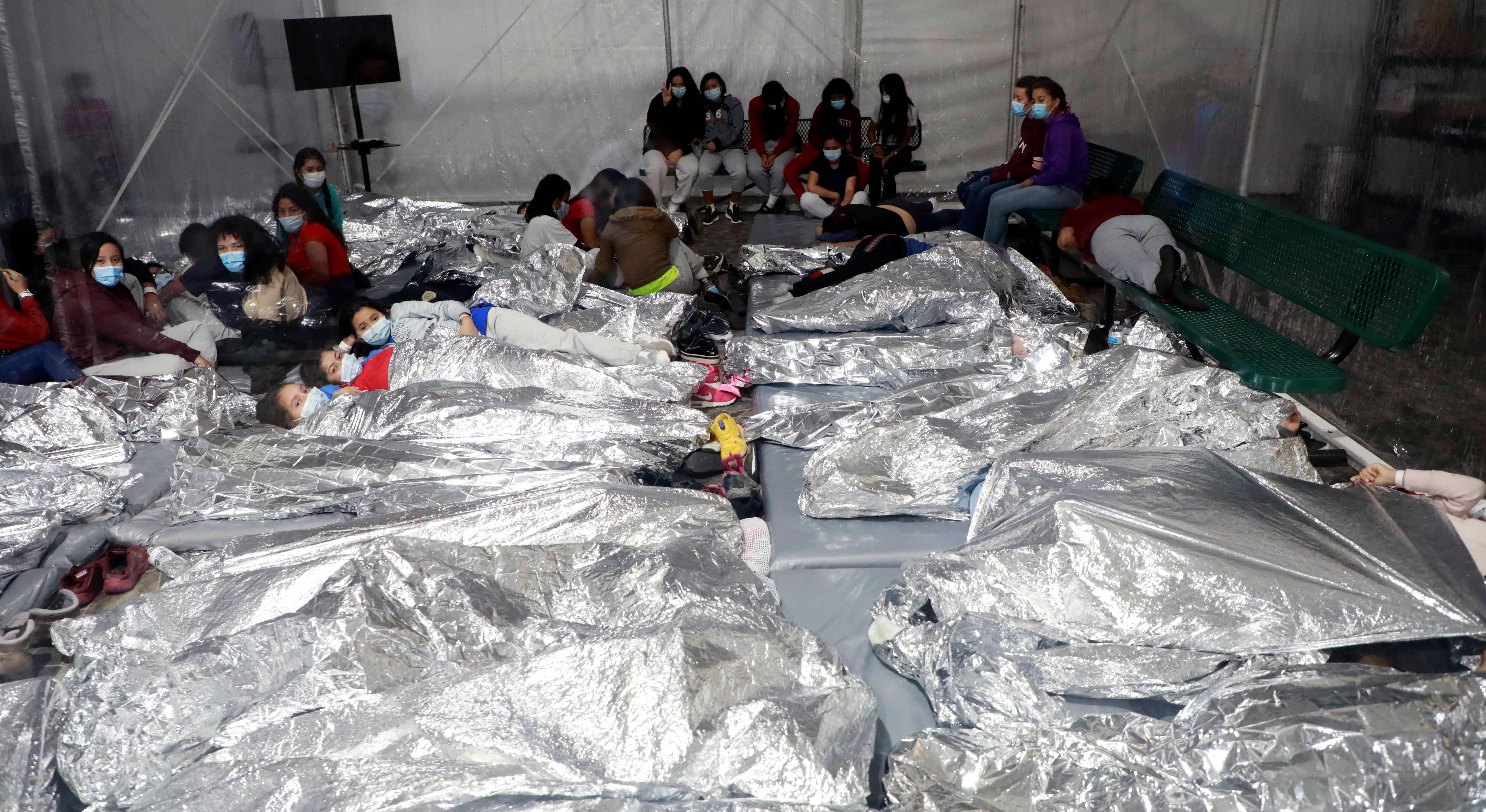 Una de las actuales crisis en la frontera entre México y Estados Unidos es el de los menores que viajan sin compañía adulta (Foto: Cortesía CBP vía Reuters)