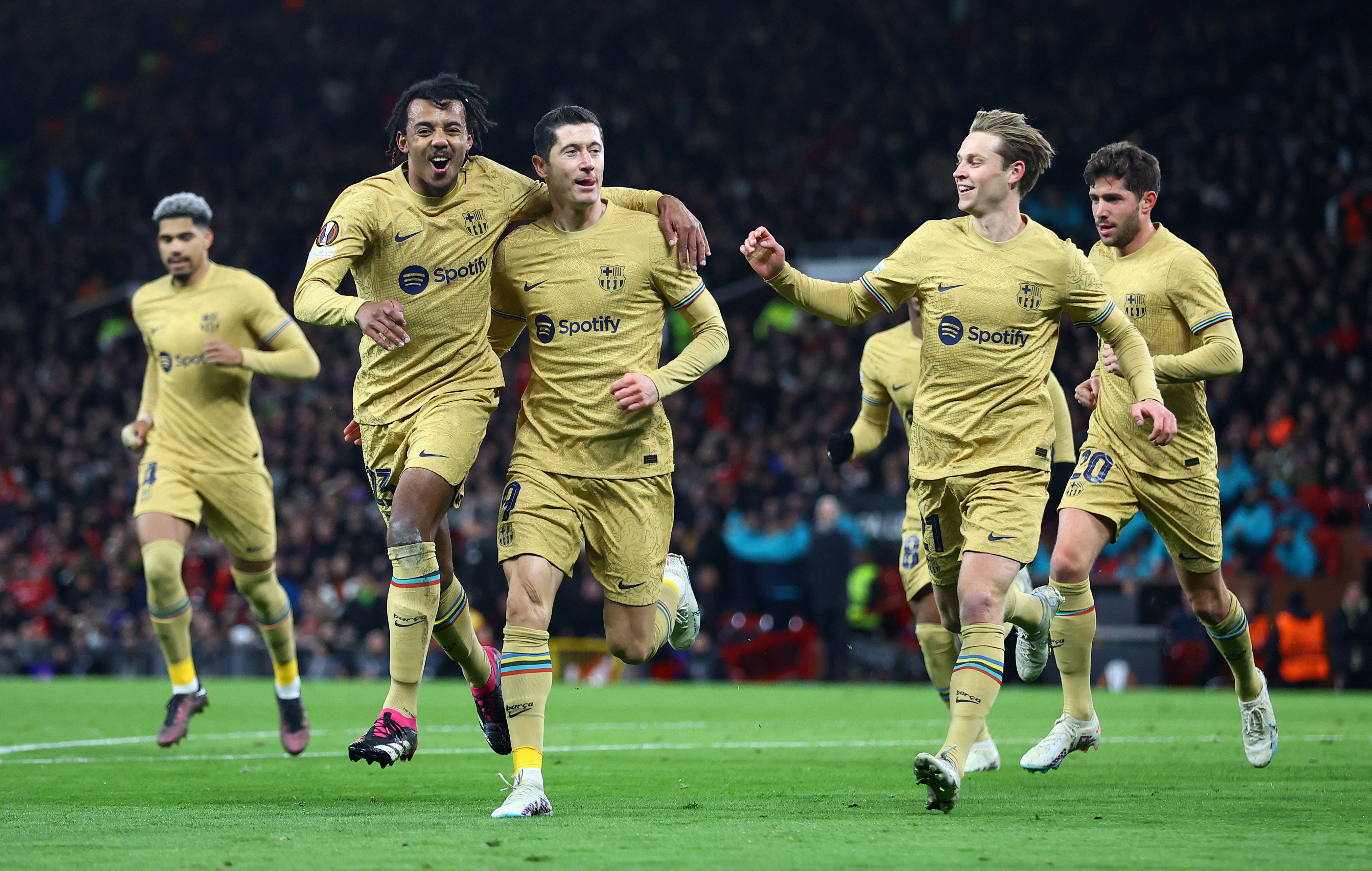 Robert Lewandowski festeja su gol con Jules Kounde y Frenkie de Jong. Foto: REUTERS/Carl Recine