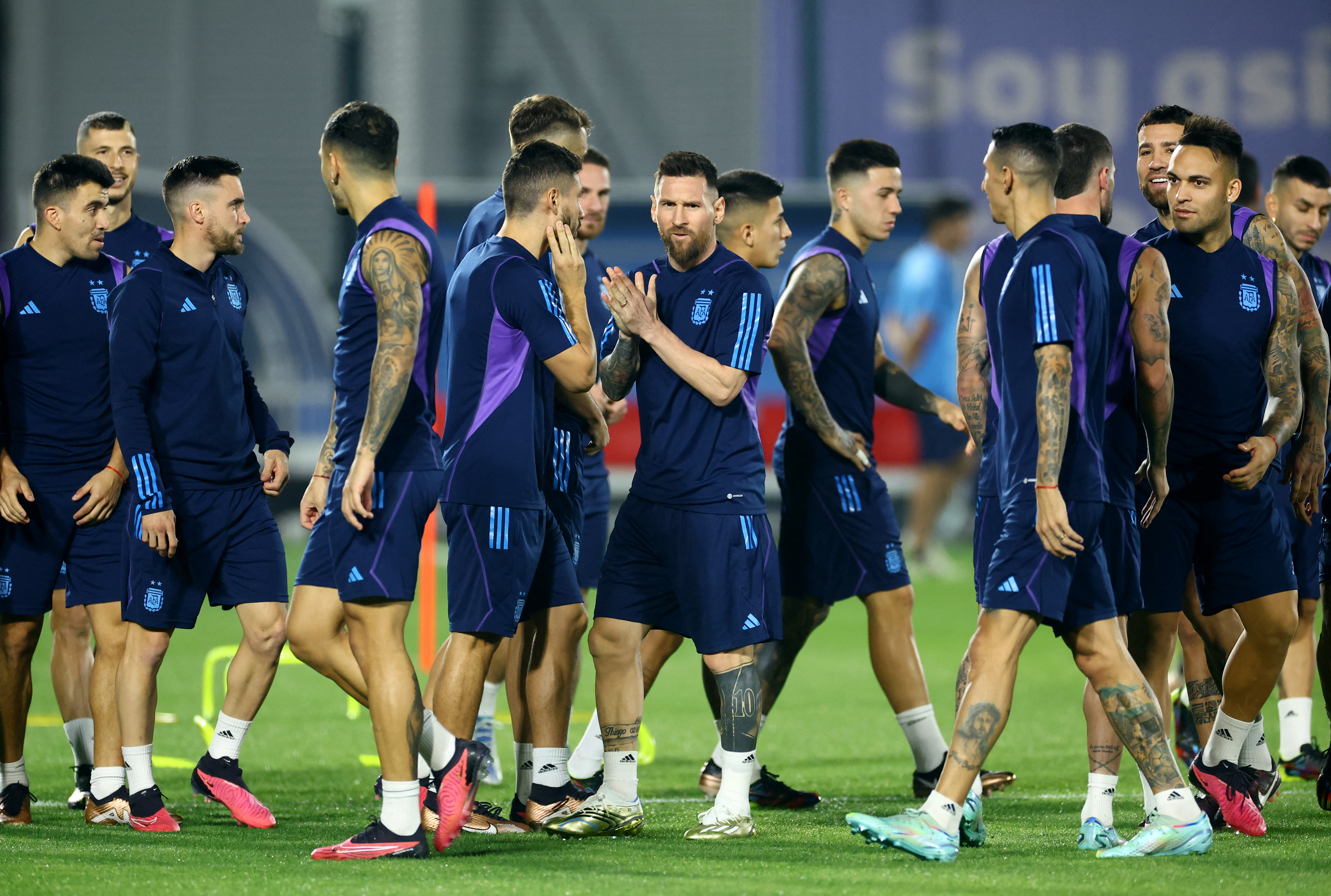 Argentina realizó el último entrenamiento antes de la final ante Francia: el equipo que piensa Scaloni con Messi y sin Di María (REUTERS/Carl Recine)