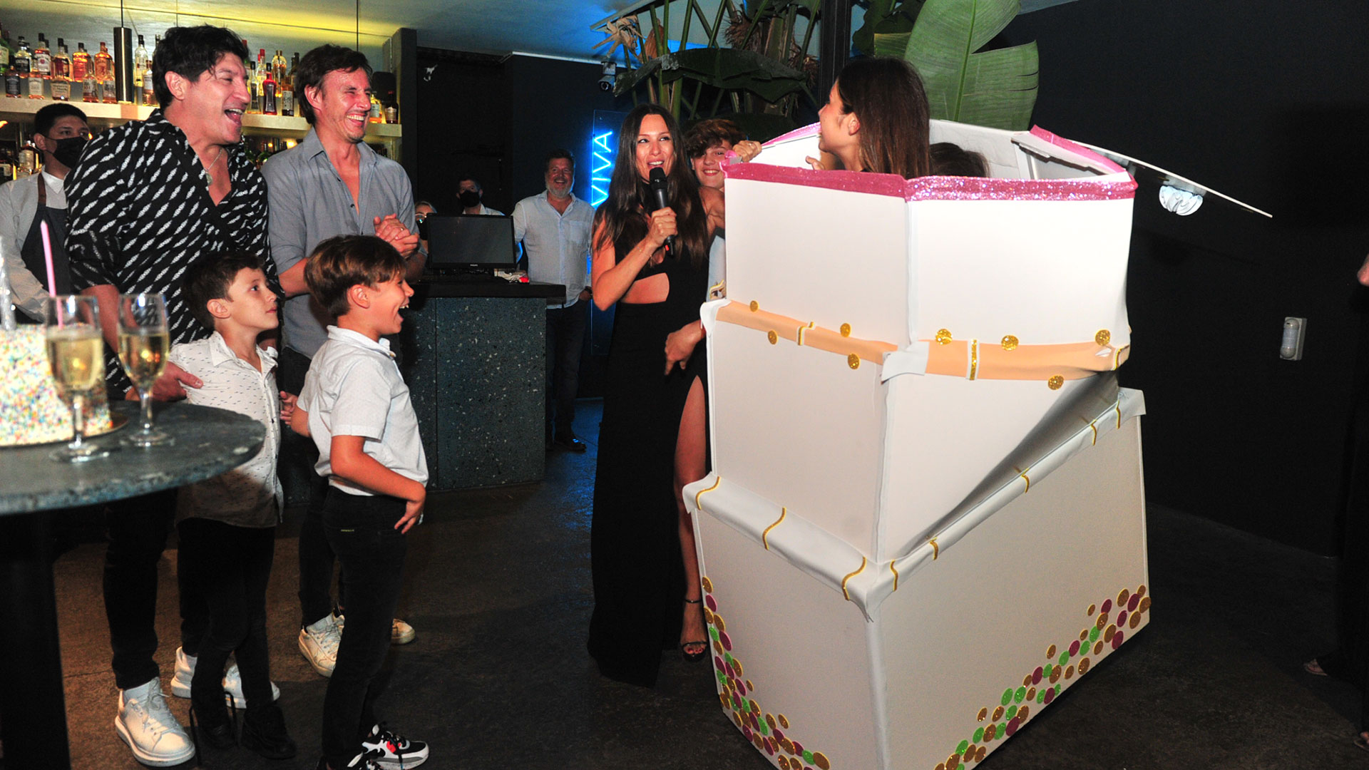 Pasadas las 12 de la noche comenzó el cumpleaños de Roberto García Moritán y recibió una sorpresa: sus hijos Delfina y Santino salieron de adentro de una enorme caja como si fuera una torta