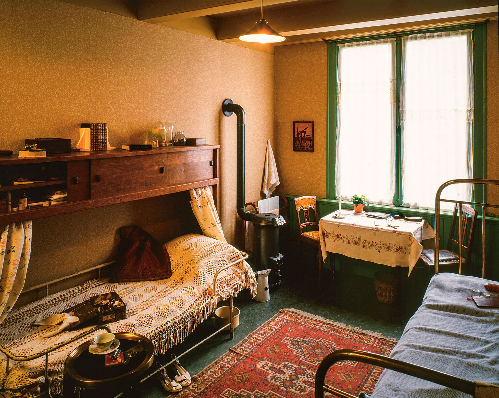 Uno de los dormitorios en donde los Frank y los van Pels vivieron escondidos en "la casa de atrás" (Anne Frank House)