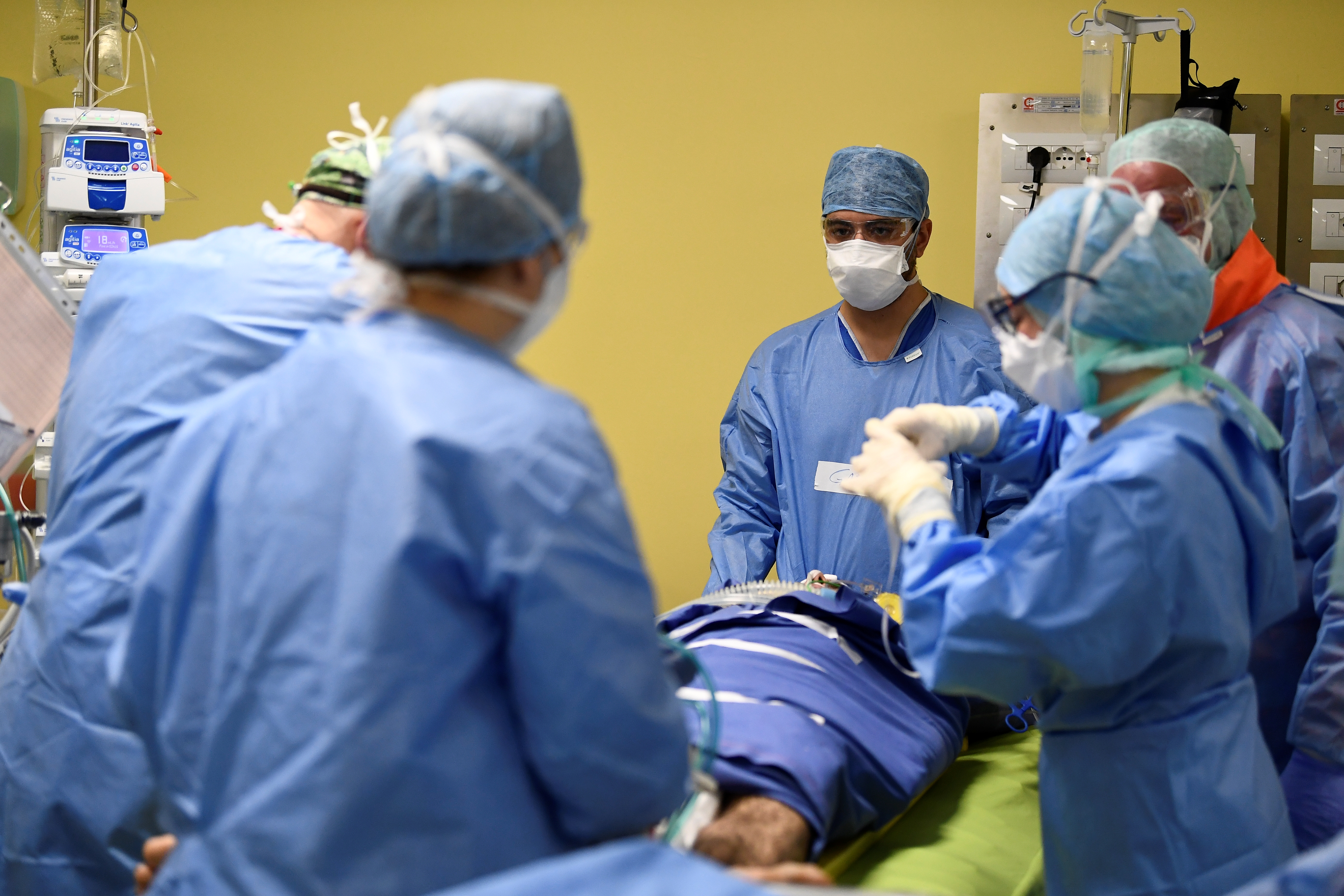 Personal médico en el hospital San Raffaele de Milán (REUTERS/Flavio Lo Scalzo)