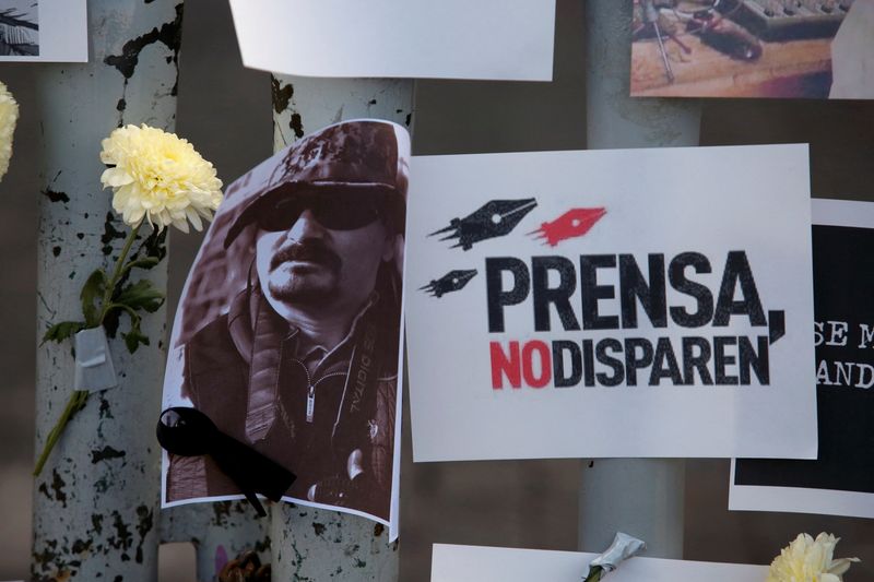 Periodistas protestan por sus colegas asesinados frente a Palacio Nacional, en Ciudad de México