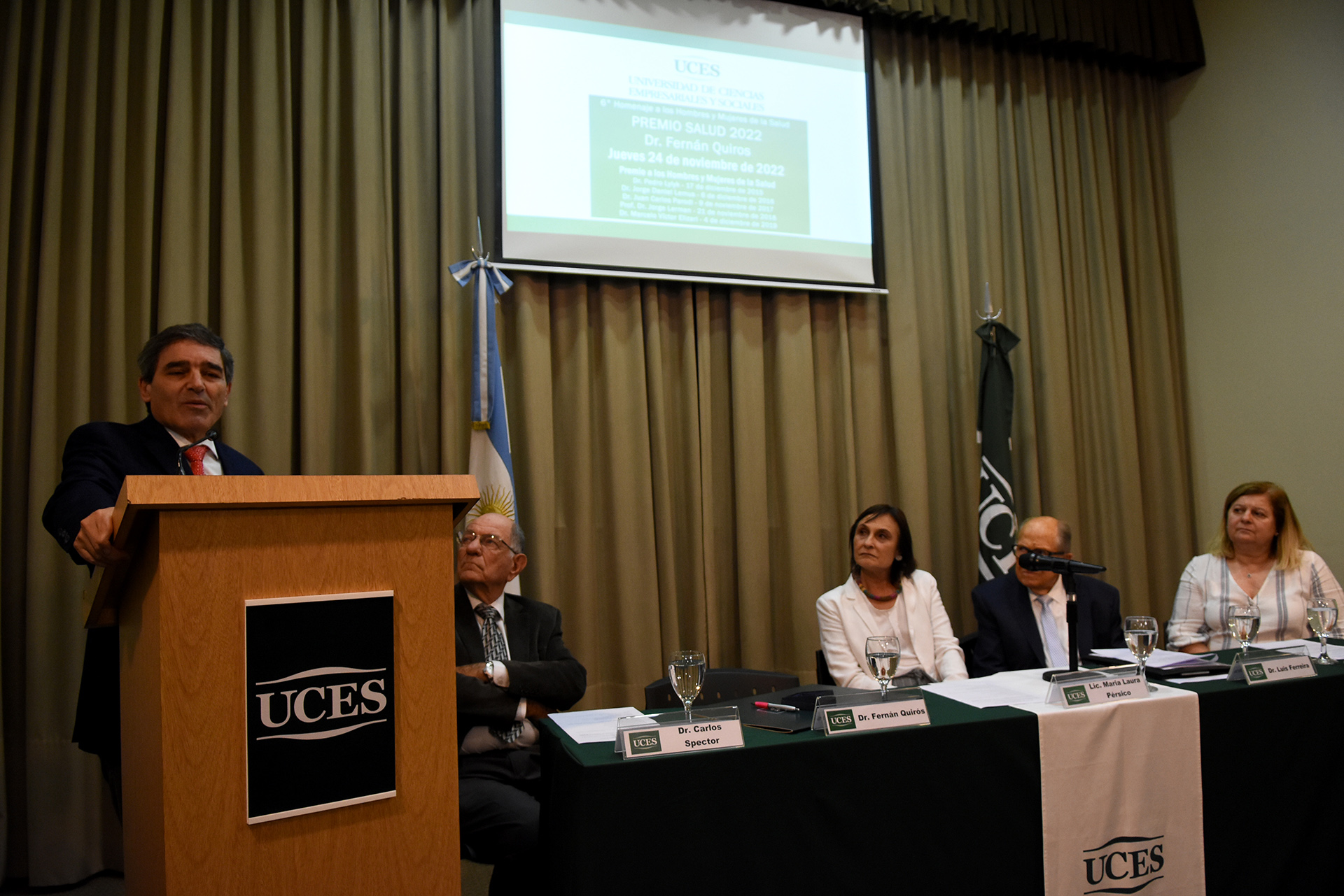 El Dr. Fernán González Bernaldo de Quirós fue galardonado por la Universidad de Ciencias Empresariales y Sociales (UCES) con el Premio Salud, en reconocimiento a su trayectoria y contribución al cuidado de la salud. El acto se llevó a cabo en Libertad 926, edificio del Rectorado de la UCES